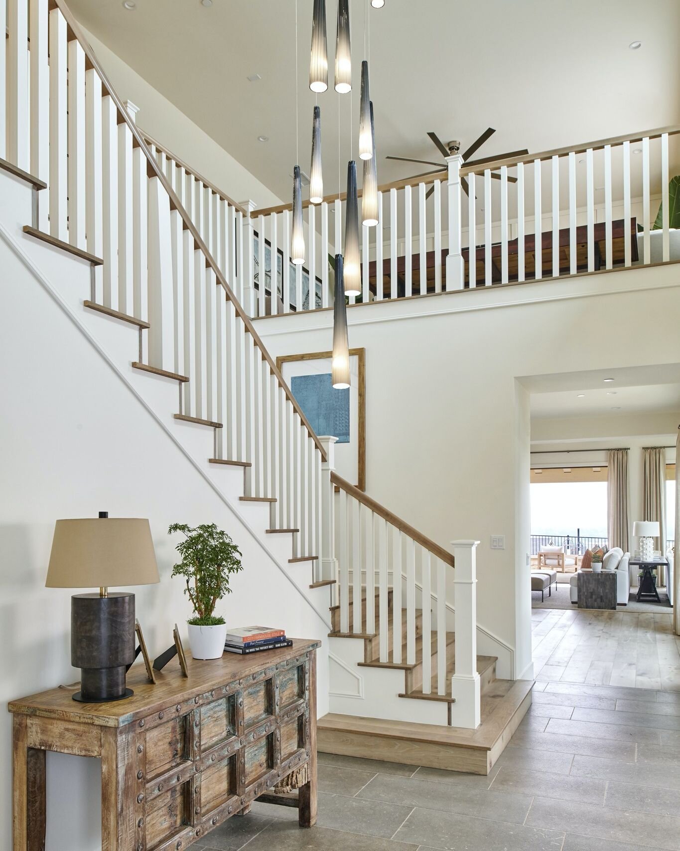 It's Friday Eve, and we're kicking it off with this beautiful stairway. Bright whites and warm wood tones are a timeless way to design your space. 

Luxury Model Home in Rolling Hills, CA 📍
.
.
.
#interiors123 #interiors4all #interiordesign #stairwa