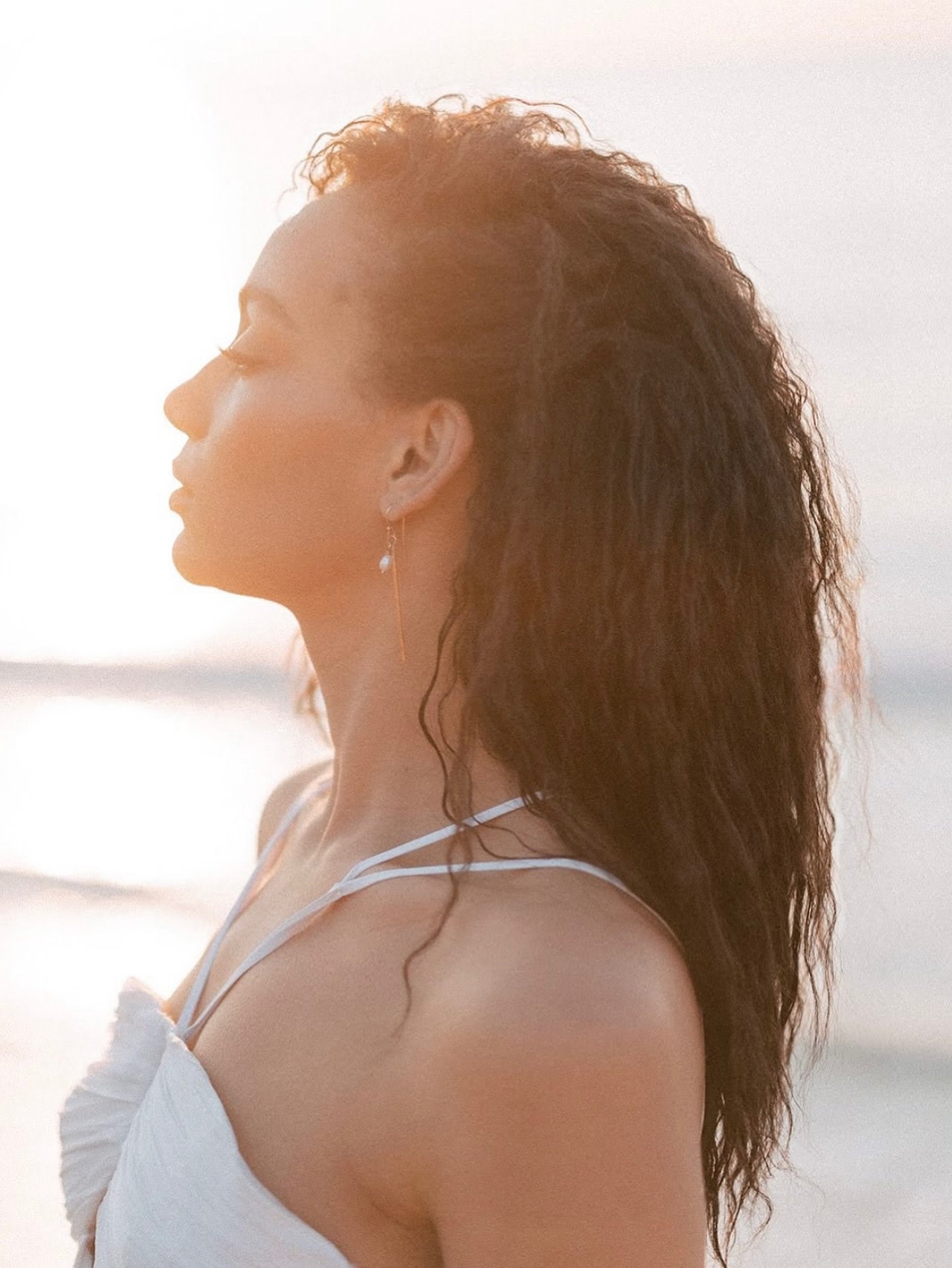 The Long Pearl Drops in 9ct Solid Gold with a single freshwater pearl - perfect for adding a touch of simple, elegant decoration to an evening look 🌅
So lucky to have my earrings photographed by @rebeccareesphotography and worn by the beautiful @ele