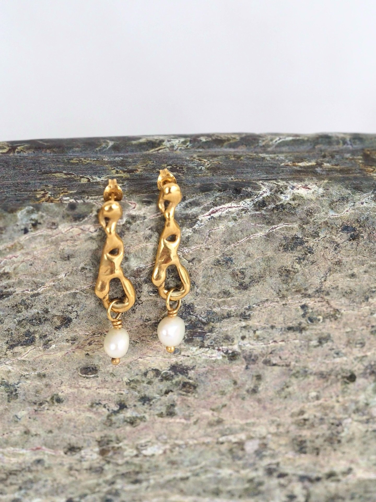 The Motel Pearl Drop Studs in 22ct Gold plate ✨ inspired by the metamorphic rocks at Kynance Cove where solidified molten rock meets the sea ✨ 

 #unawild #unawildjewellery #madeincornwall #cornishjeweller #jewellerycornwall #handmadejewellery #cornw