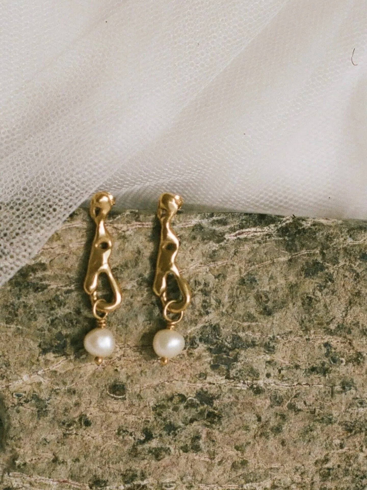 Molten Pearl Drop Studs with Freshwater Pearls celebrating where land meets water 💧 
.
Now available on the website ✨ 
.
#pearldrops #landmeetswater #georginayatesjewellery #jeweerycornwall #cornwallartist