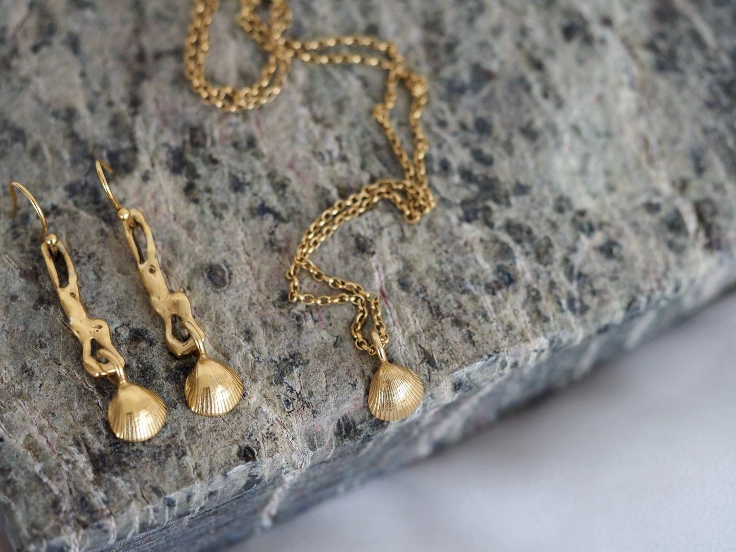 Day 3 @makerscornwall #makersathome2026 
&ldquo;What makes you happy&rdquo; - has to be matching golden shell sets 🐚🐚🐚✨
Featuring a shell cast from a Cornish Beach 🐚 

#cornwalljewellery #goldenshell #georginayatesjewellery #madeincornwall