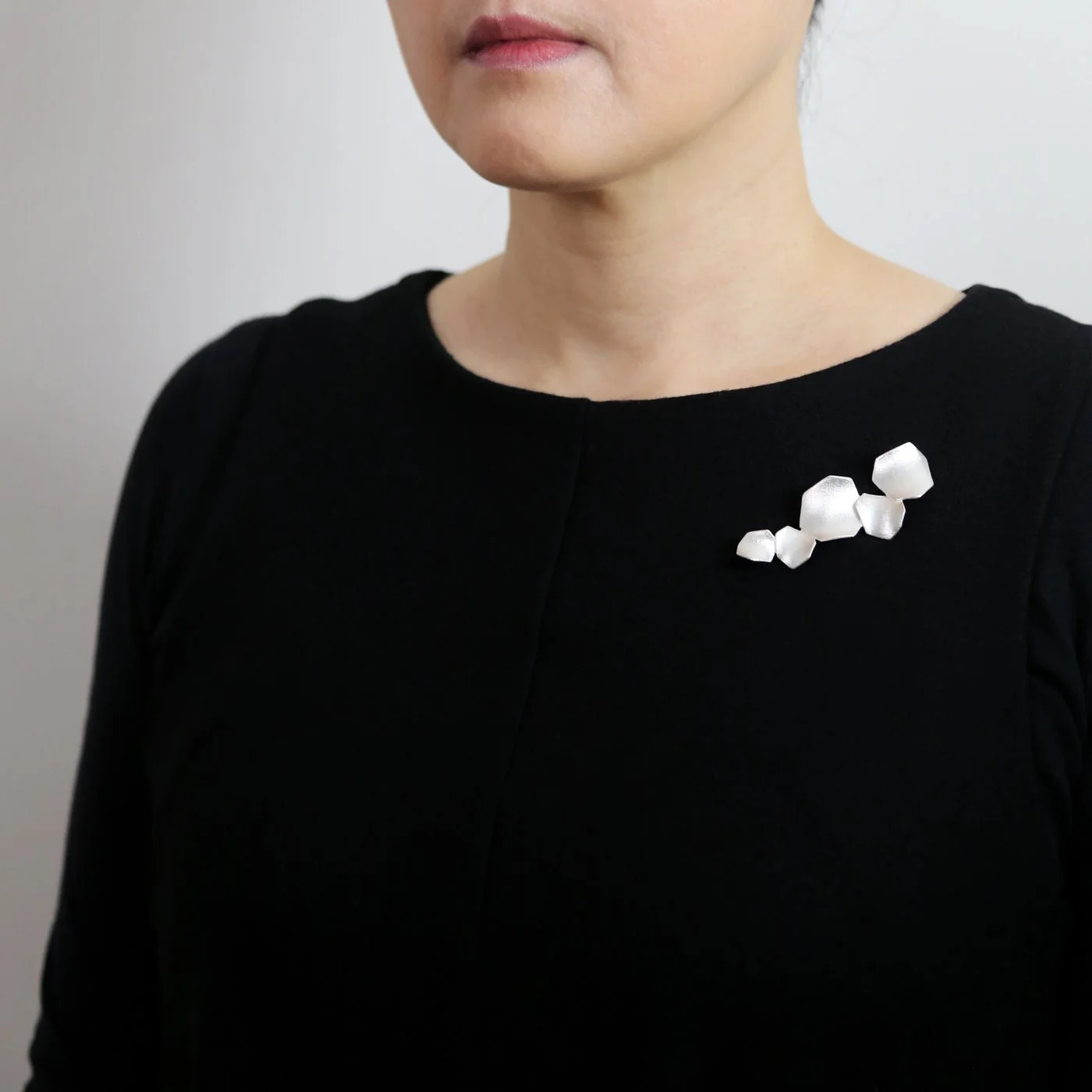 Talvio brooch_wearing2_shop.jpg