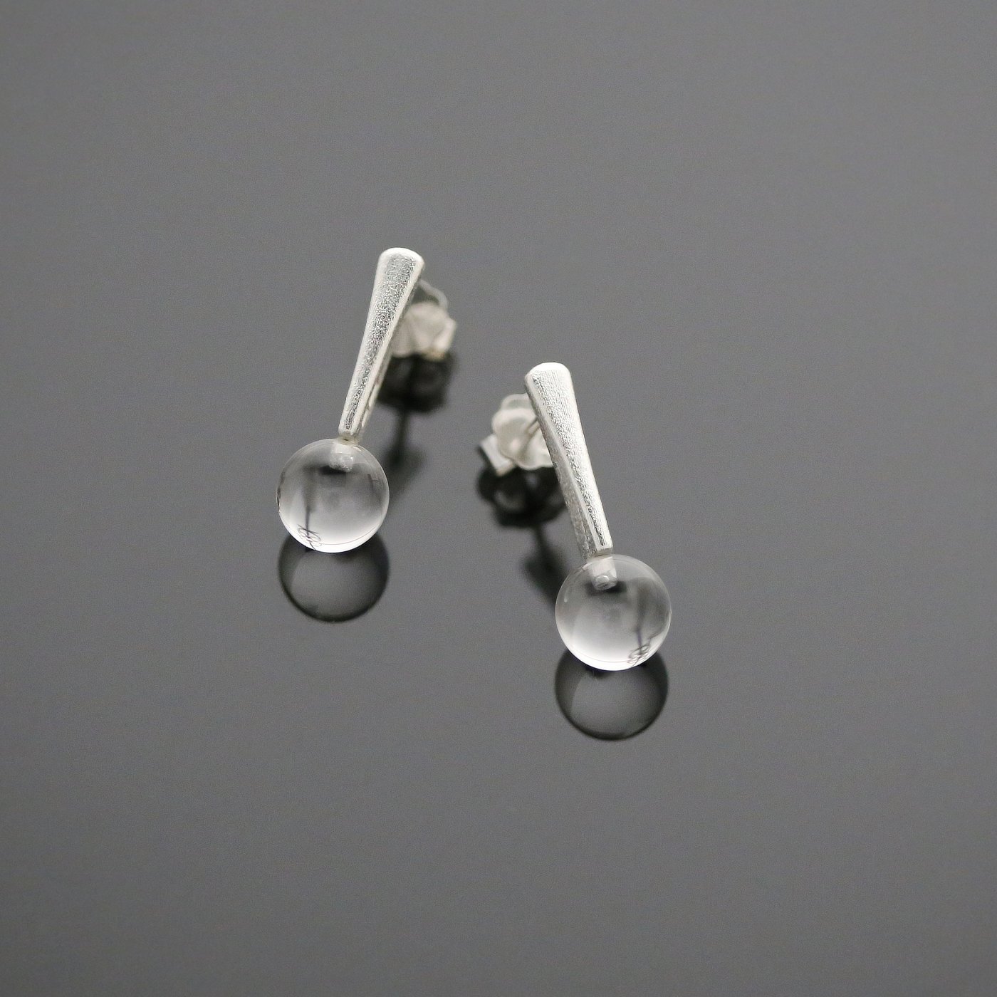 Raindrop simple earrings_photo 2026_shop.jpg