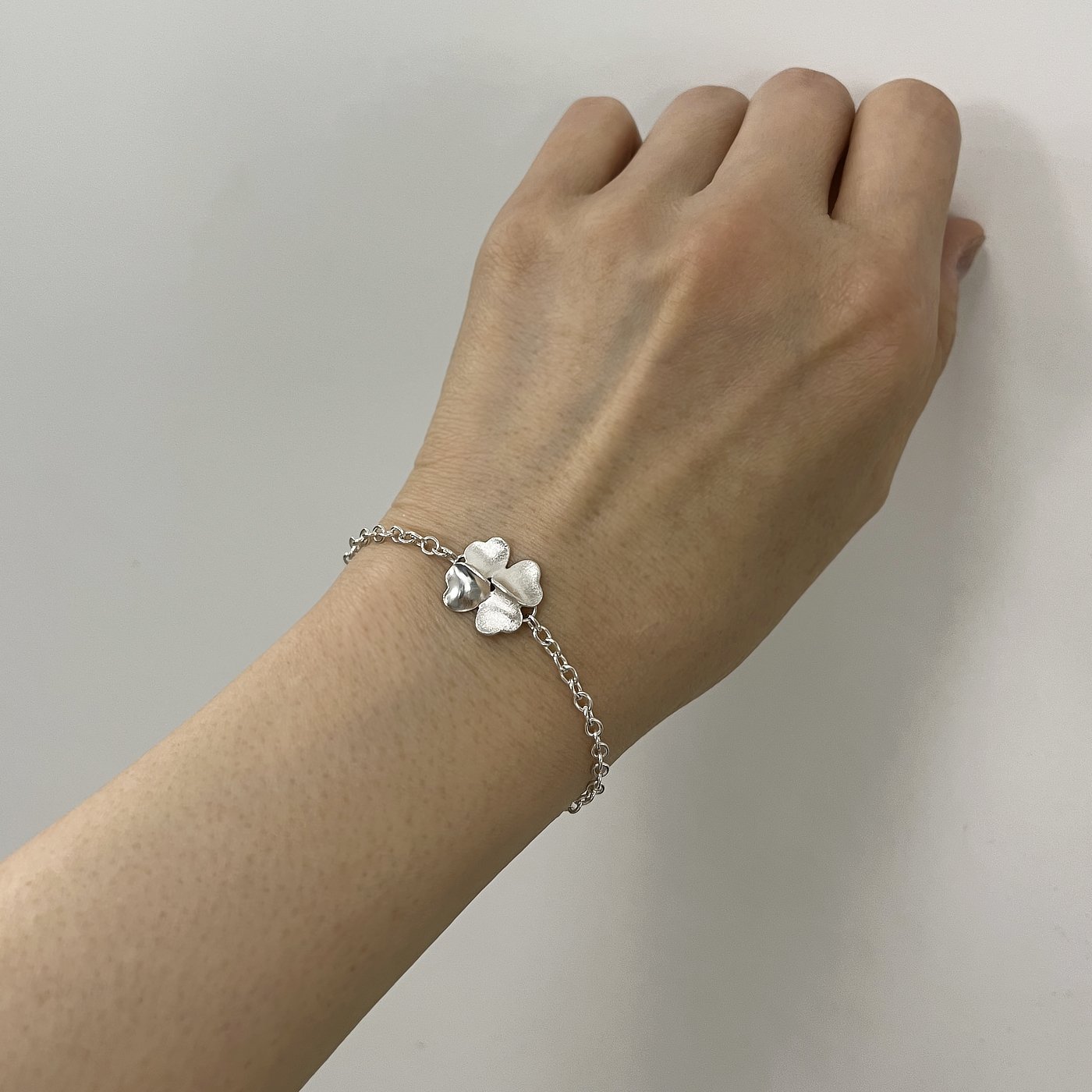 Onni bracelet_wearing_shop.jpg