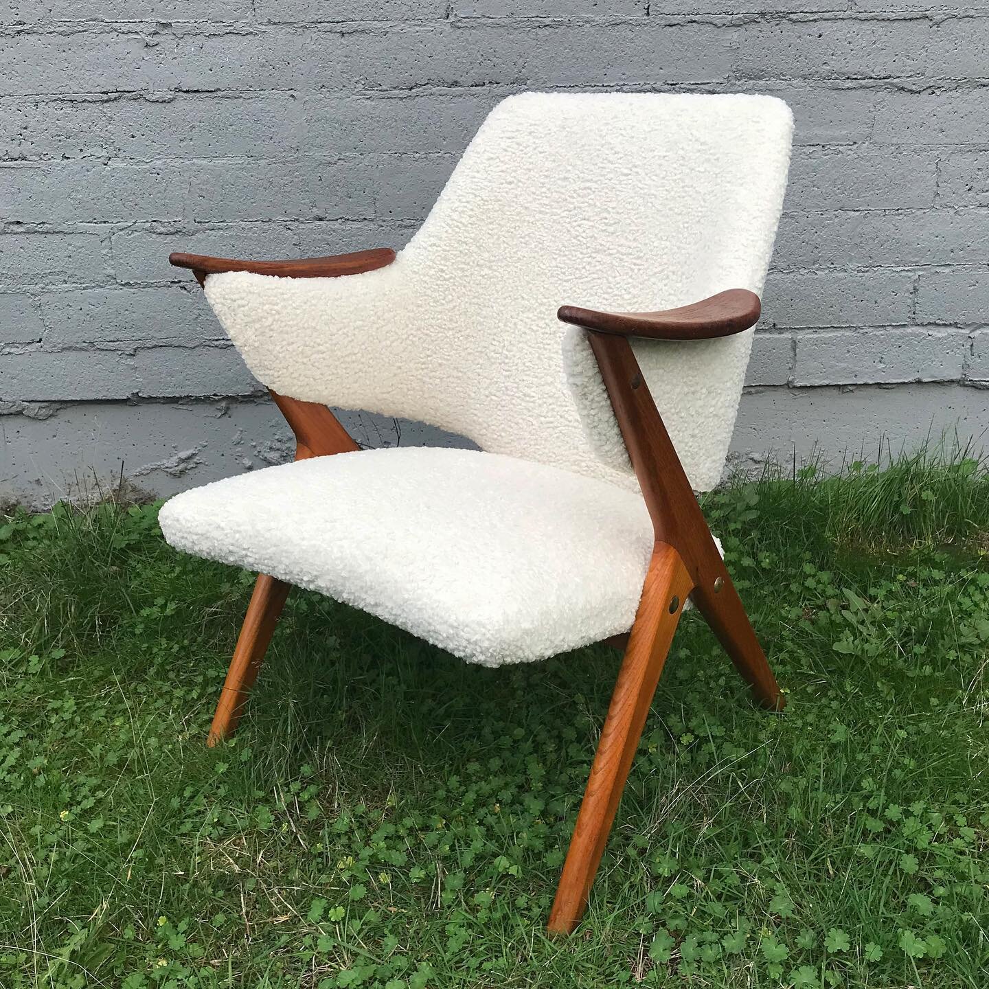 Sending these cuties out to pasture! A set of two rare teak danish chairs got the full service cream boucle package for @midnightsunlightshop! Don&rsquo;t sleep on this two-of-a-kind set (until you getem then nap all you want!!!)
🤍🤍🤍
.
.
.
#uphols