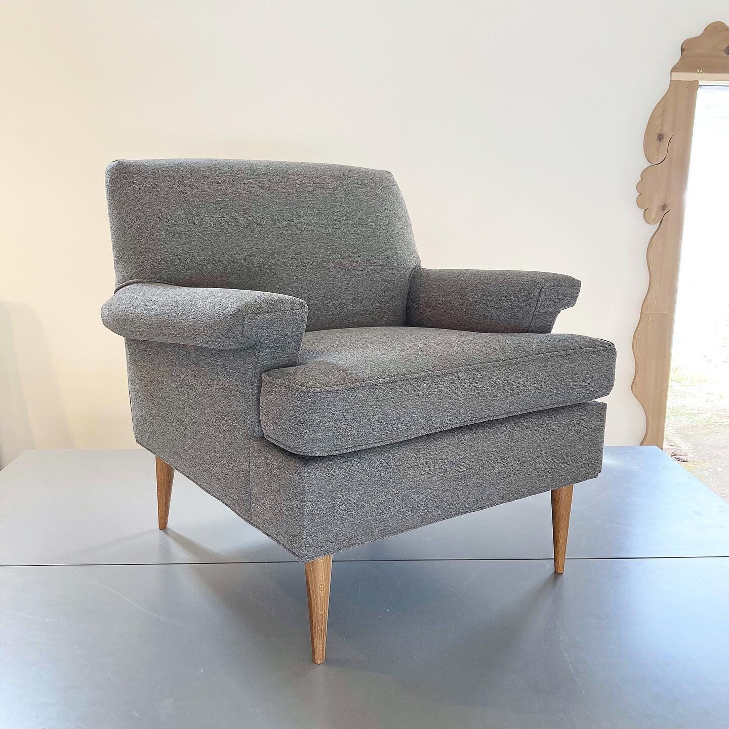 Taking a moment to appreciate a sweet set of mid-century armchairs that got a major glowup recently! Redone in a super soft heather grey, we completed the look with brand new vintage-style wood legs. I loved the boxy lines on these lady greys and had