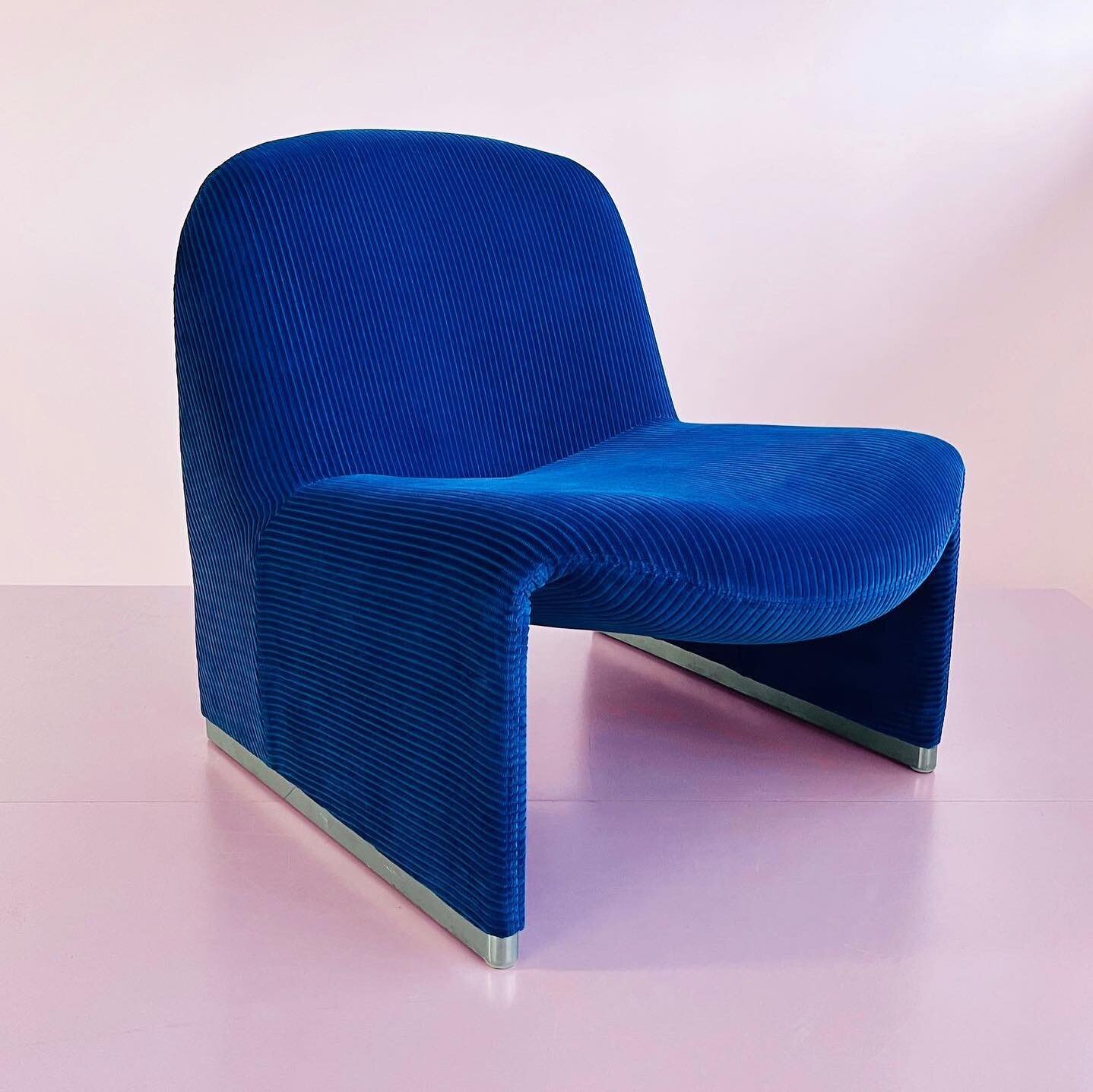 Sweetened this lovely Alky Chair right up over the weekend! Designed by Giancarlo Pretti and redone in Raf Simons for Kvadrat Phlox wide wale corduroy in a shade inspired by Yves Klein Blue. A homage to its past and total gush moment. I'm so tickled 