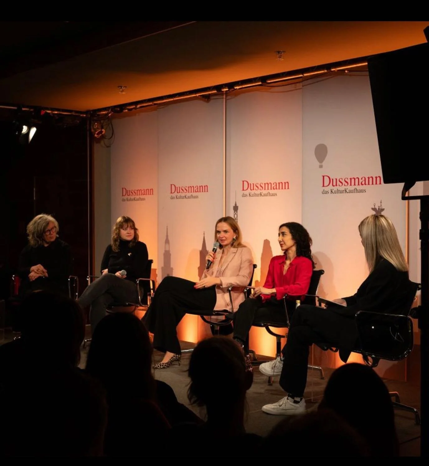 Patriarchat ist die Allgegenw&auml;rtigkeit, Straflosigkeit und Normalisierung von m&auml;nnlicher Gewalt. 

Am Samstag, am Tag der Beendigung von m&auml;nnlicher Gewalt gegen Frauen, konnte ich neben u.a. den anderen beiden Autorinnen @chraclemm und