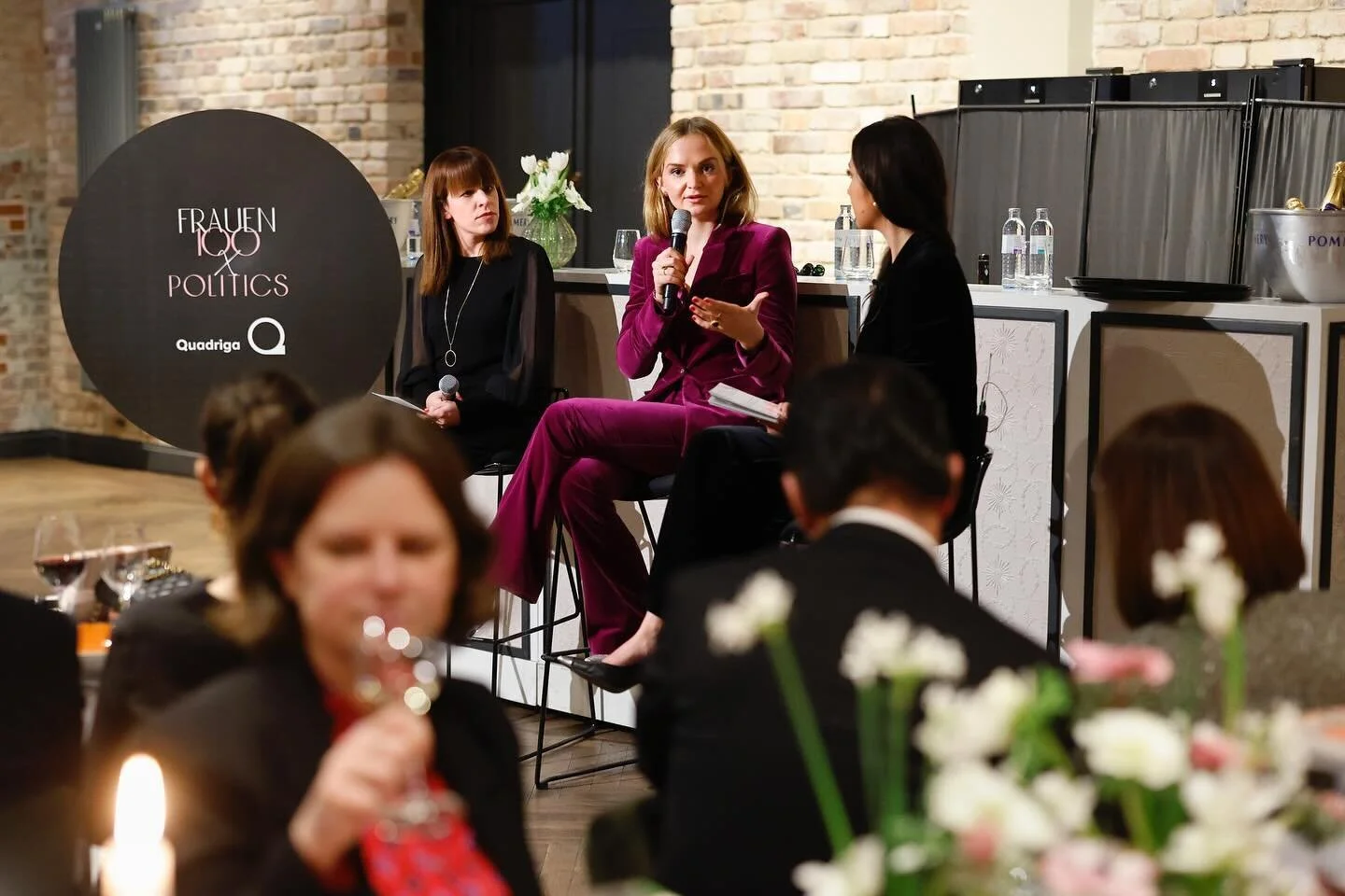 Gestern Abend sprach ich bei @frauen.100 zur Frage &ldquo;Wie feministisch ist Politik heute?&rdquo;. Anwesend waren 120 Frauen und M&auml;nner mit politischer/journalistischer F&uuml;hrungsverantwortung.

Zur Beantwortung der Frage war mir wichtig z