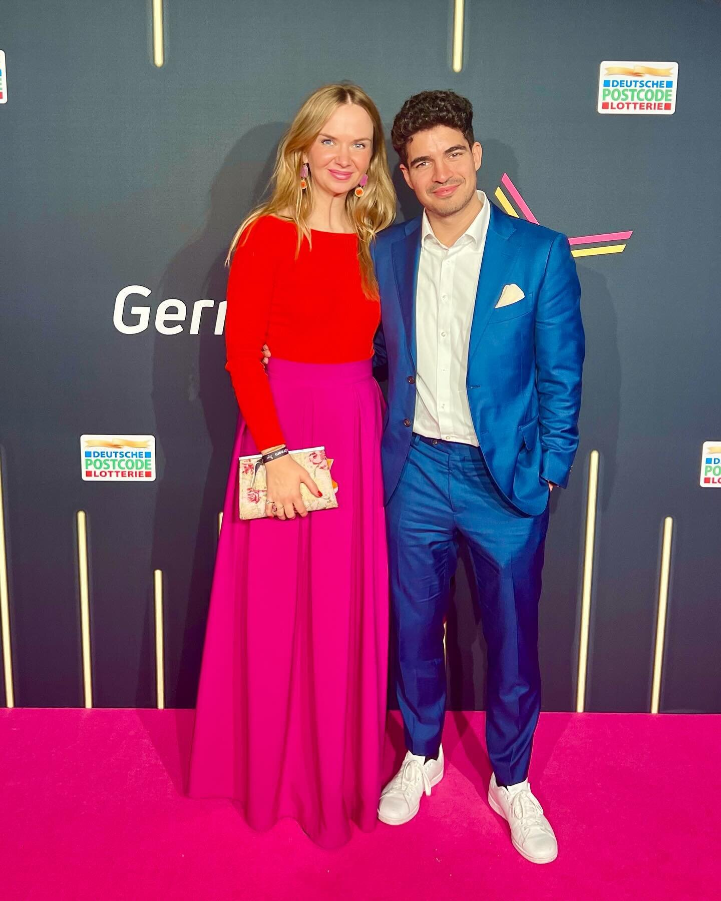 ❤️🩷

Gestern Abend die seit Jahren beeindruckende Arbeit der Tekkal-Schwestern gefeiert. Beim German Dream-Award gefeiert, dass sie andere feiern, die gegen Antisemitismus, gegen Rassismus und jeglicher Form von Demokratie- und Menschenfeindlichkeit