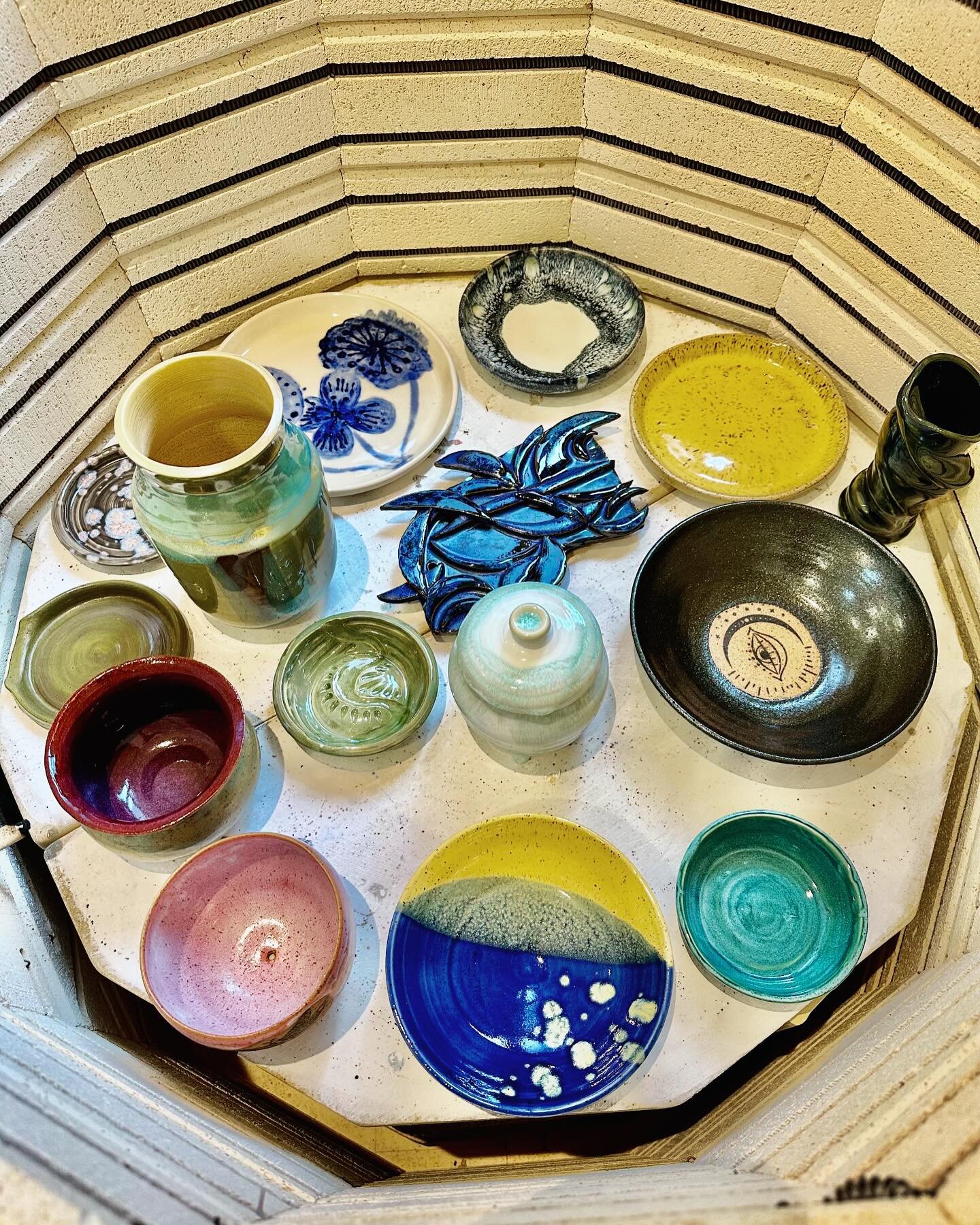 Want to learn how to make your very own pottery? Our April pottery classes with @amyhalko start the week of the 22nd! 

Classes are open to all levels. Beginners learn the basics of throwing cylinders, bowls, mugs, and vases. Students with experience