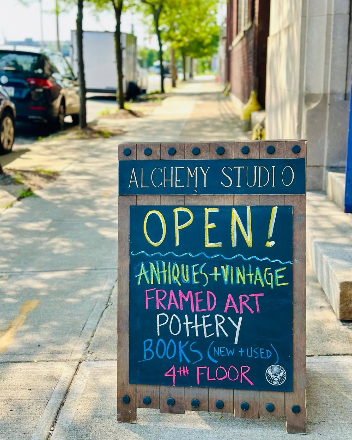 Hey Cleveland!! Don&rsquo;t forget we&rsquo;re now OPEN on Fridays and Saturdays from 11:00 - 6:00 PM and on Sundays from 11:00 - 3:00. Come explore our amazing space and find some treasures. 

🌟 Vintage &amp; Antiques
🌟 Pottery
🌟 New and Used Boo