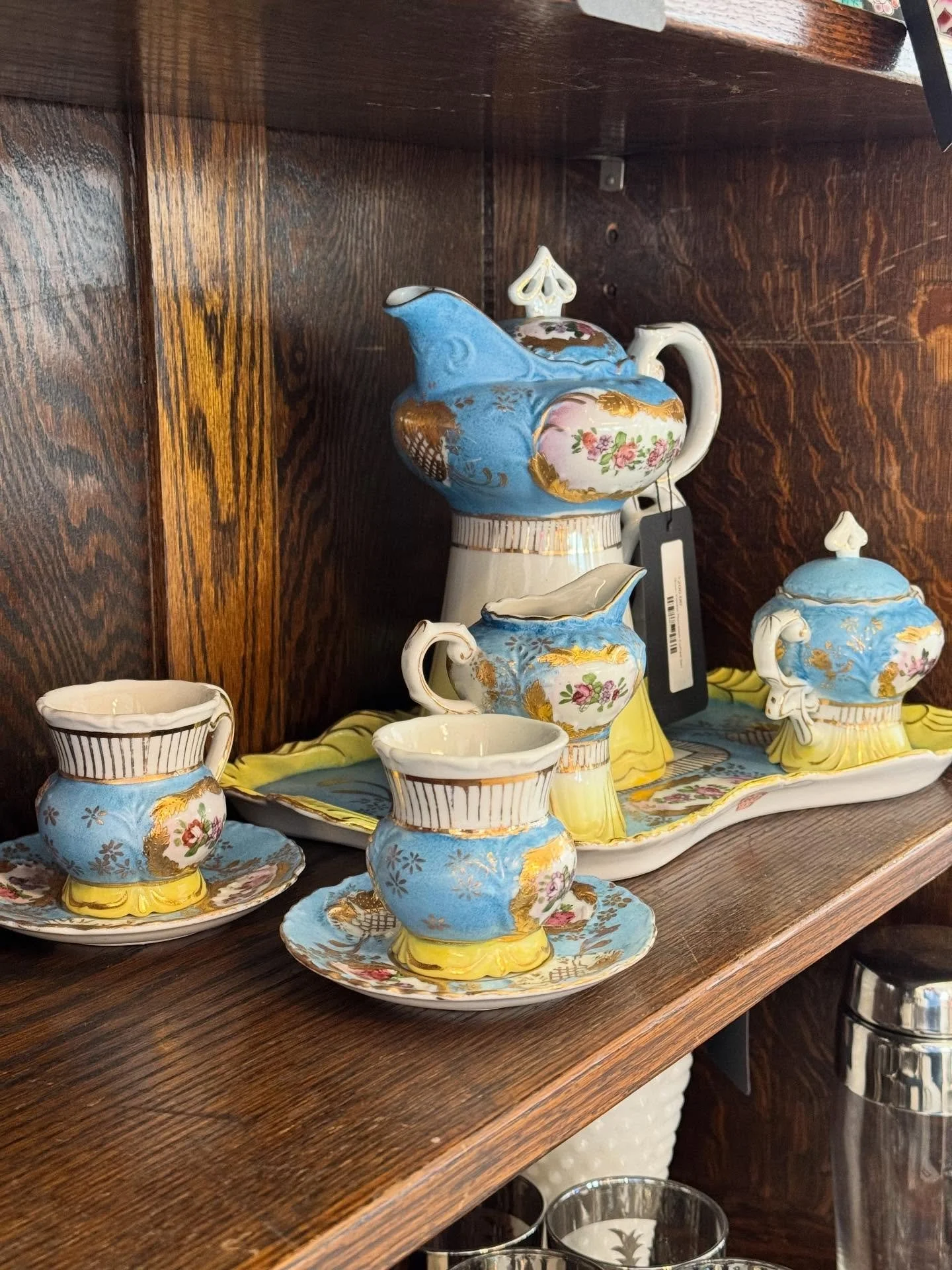 We're back at it! Here until 6pm today (Saturday 1/3) and open from 11am-3pm tomorrow (Sunday 1/4). 

For all you caffeinated crazy coffee folk... check out this incredible Royal Vienna Porcelain Coffee set. If you wanna take your coffee consumption 