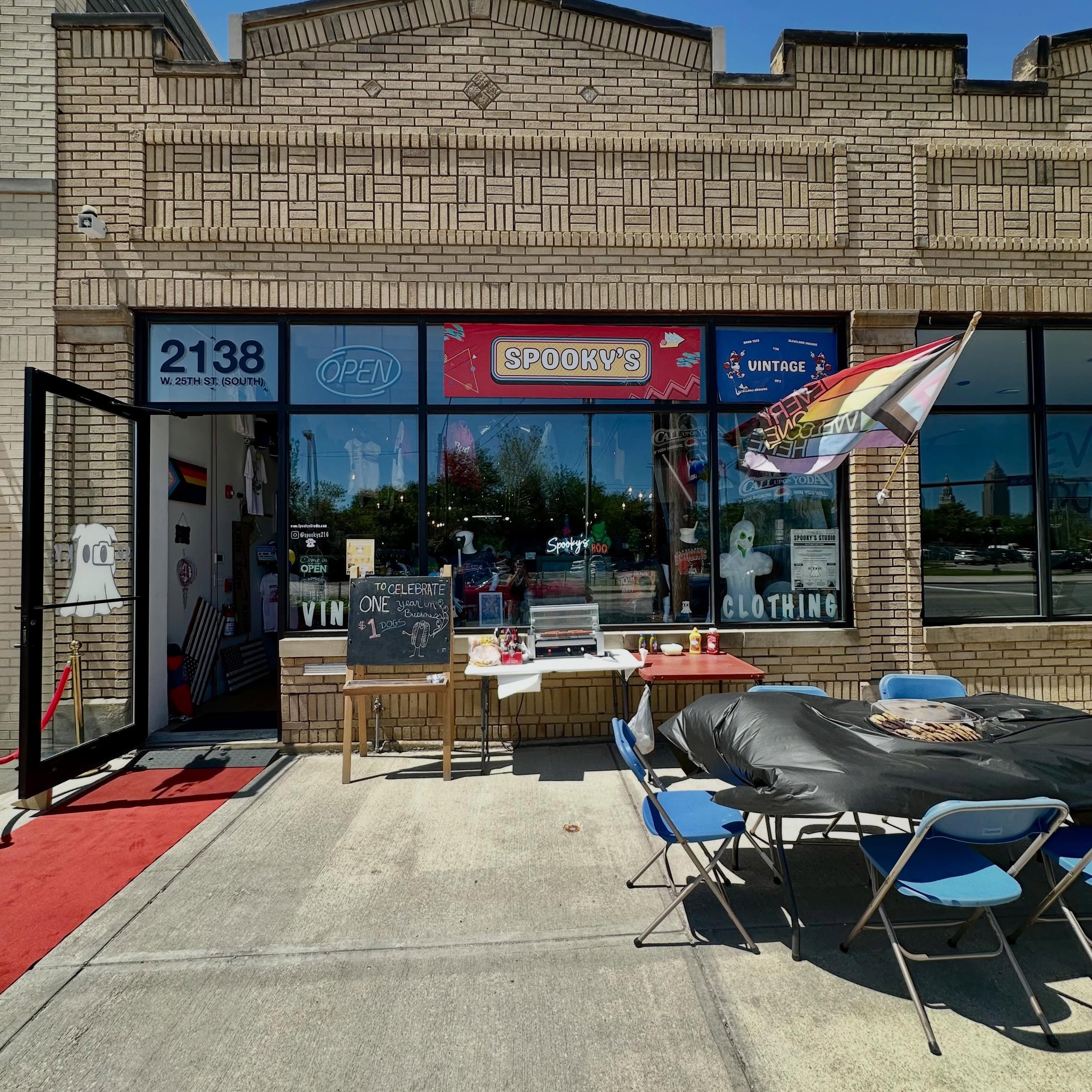 We stumbled upon @spookys216 this morning and they&rsquo;re celebrating one year in business 🎉 Good tunes, hot dogs, drinks, and a raffle. I scored a sweet vintage Guns N Roses tank and Clint found an amazing WuTang tee&hellip; 

Super fun vibes on 