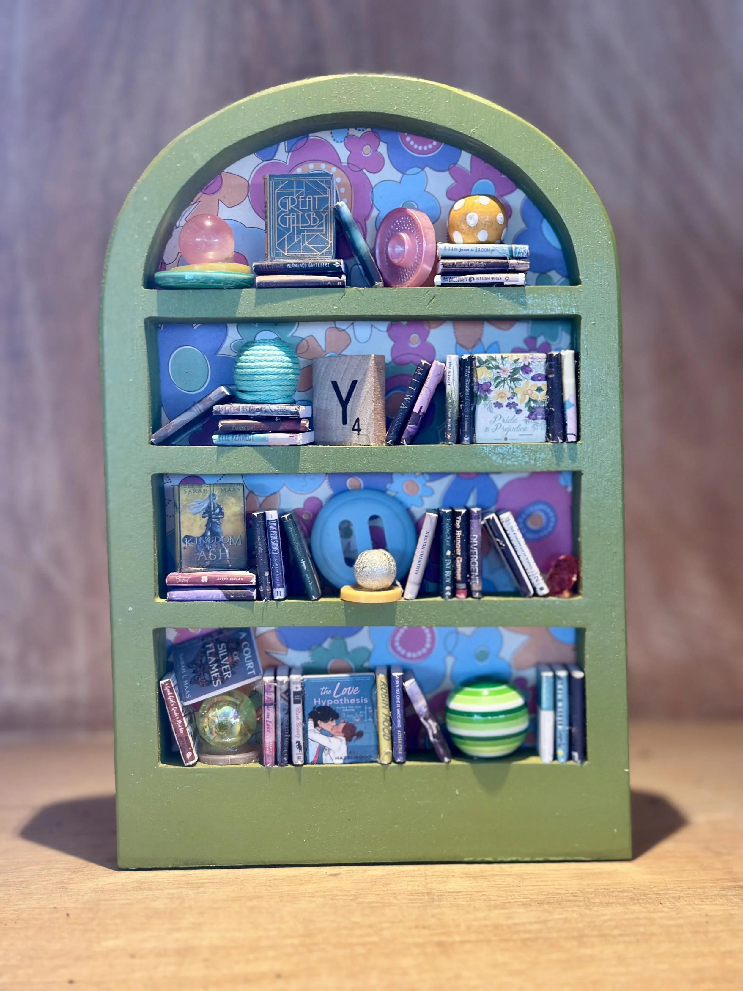 Create your own mini bookshelf with Jess Paris! 