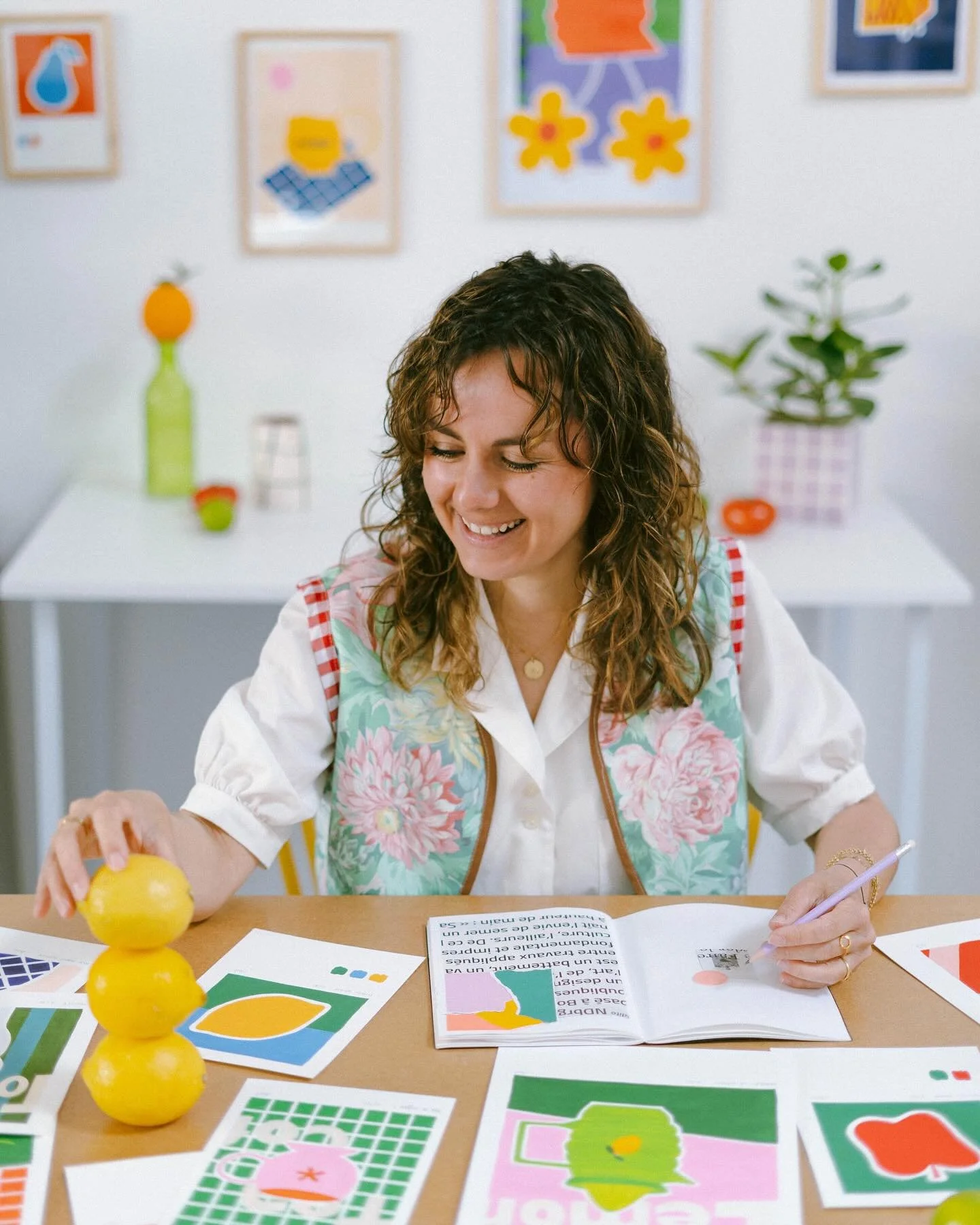 @_chsst dans son univers 🎨

Si vous connaissez le travail de Nina, vous savez que que ses peintures sont toujours pleines de fruits, de l&eacute;gumes, de fleurs et d&rsquo;objets vari&eacute;s 🍅🍋🍊🌻🍸 

&hellip; et surtout&hellip; pleines de cou