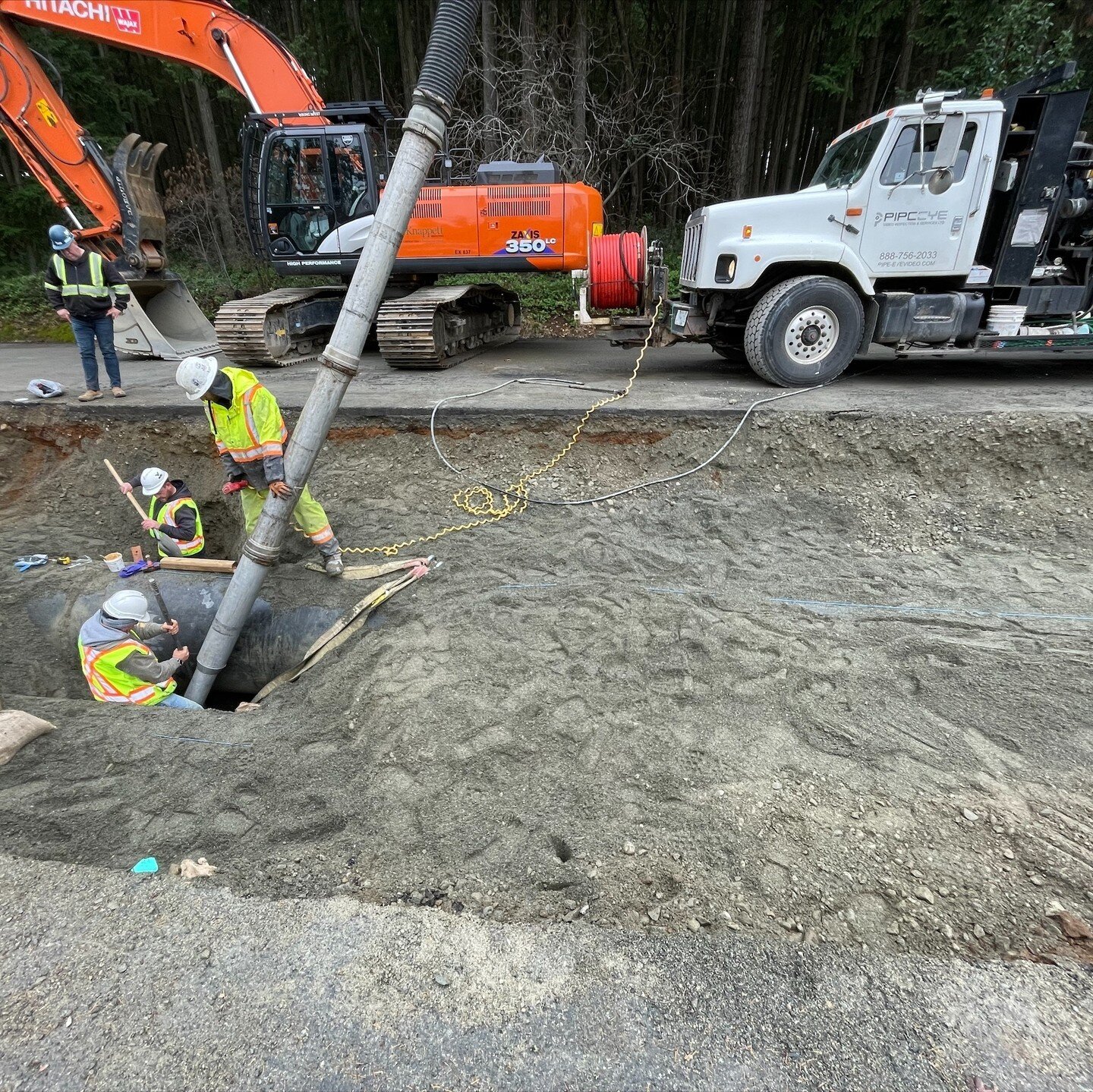 Safely exposing new HDPE watermain on Labieux⁠
#hydrovac #vactor #hydroexcavation #nanaimo #callbeforeyoudig