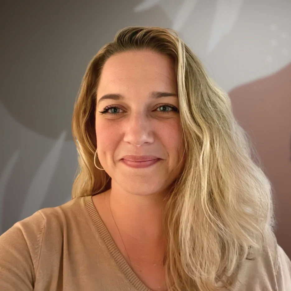 Lindsay Headshot Updated.jpg