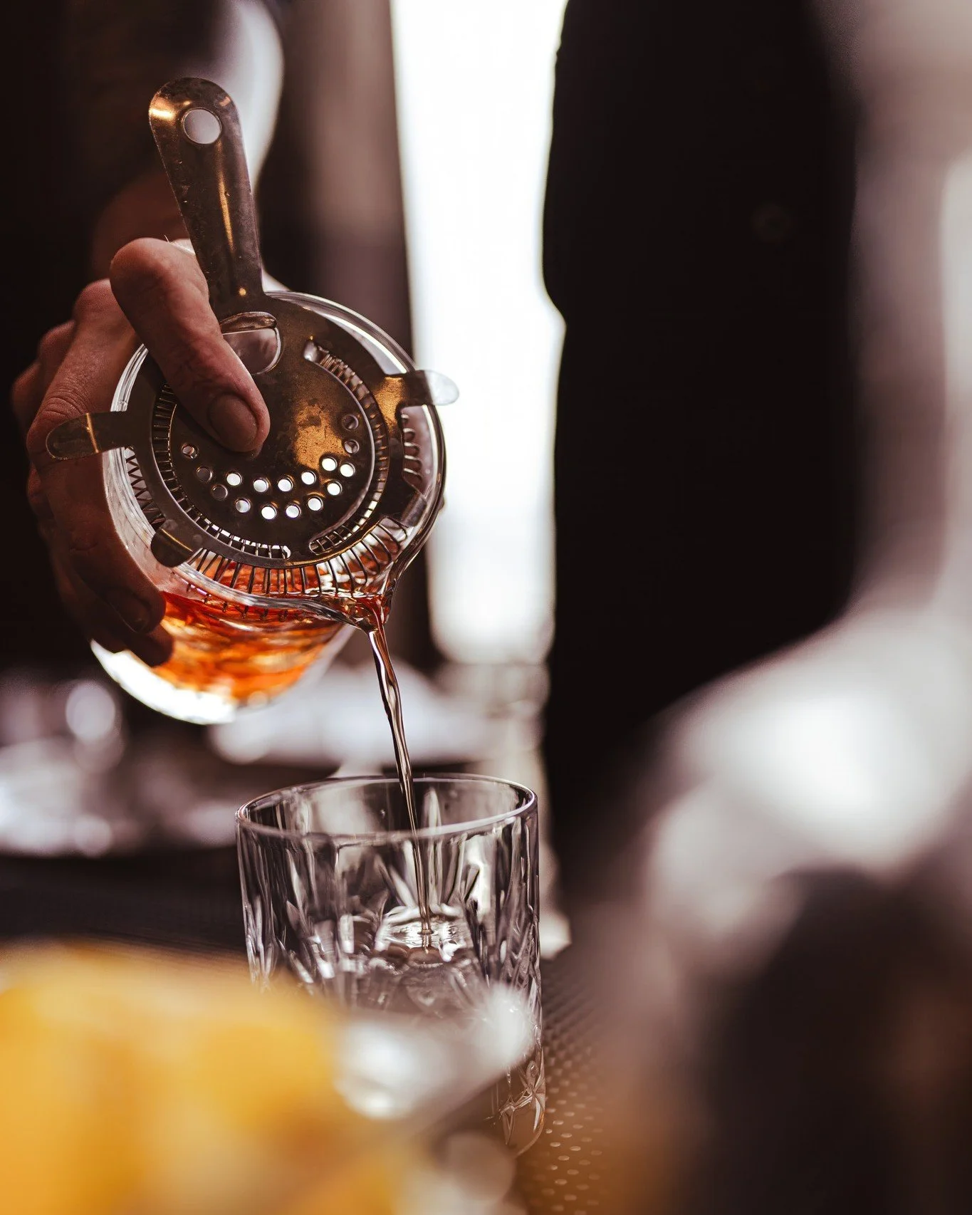 🍸 Signature SER Series: Lone Star Libations
An exclusive evening of cocktails, skyline views, and Texas spirits.
Join us for a hands-on mixology experience at the Chef&rsquo;s Table, featuring:
✨ 3 crafted cocktails using Rebecca Creek &amp; Enchant