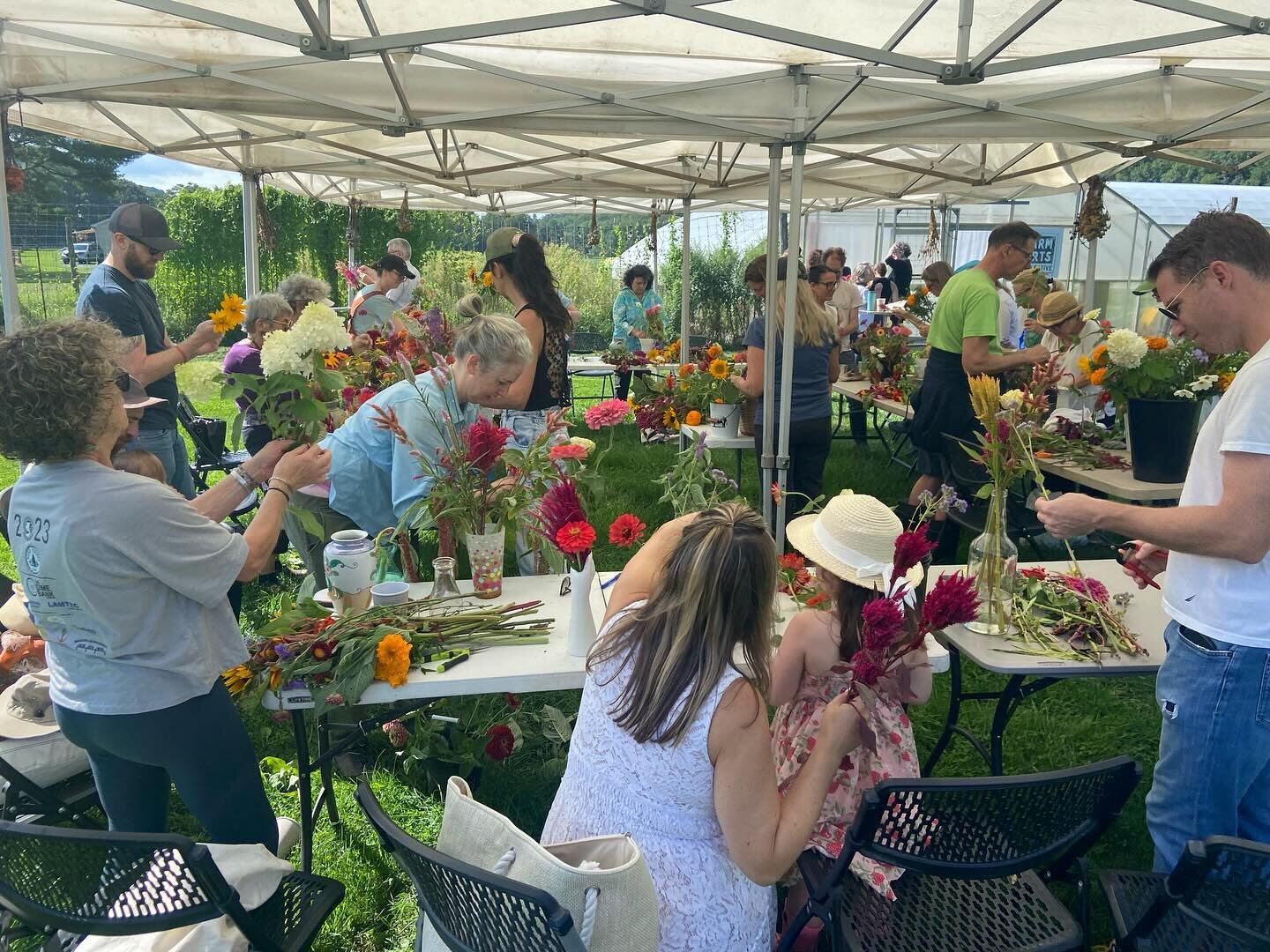 So excited to be hosting 2 flower workshops this summer at the farm. Flower field tour, cut your own stems, and design arrangements with instruction from our team. Don't miss this horticultural experience!
🌺💐#flowerfarmers #horticulture #organicflo