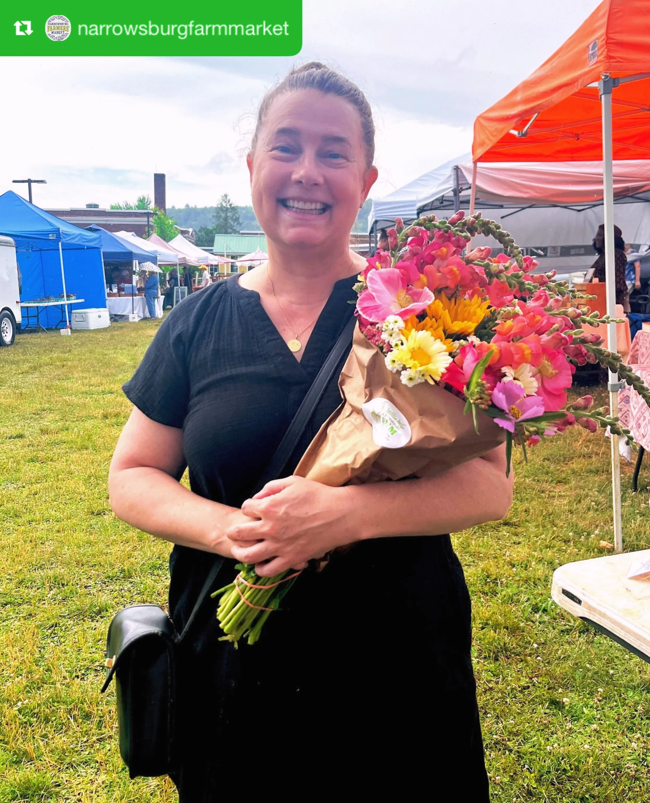 💐Learn all the flower growin&rsquo; &amp; bouquet makin&rsquo; tips &amp; tricks with Tannis &amp; Jess at their workshop on Saturday 7/18 at 9am @willowwisporganicfarm 

Repost from @narrowsburgfarmmarket
&bull;
You won&rsquo;t find bouquets like t