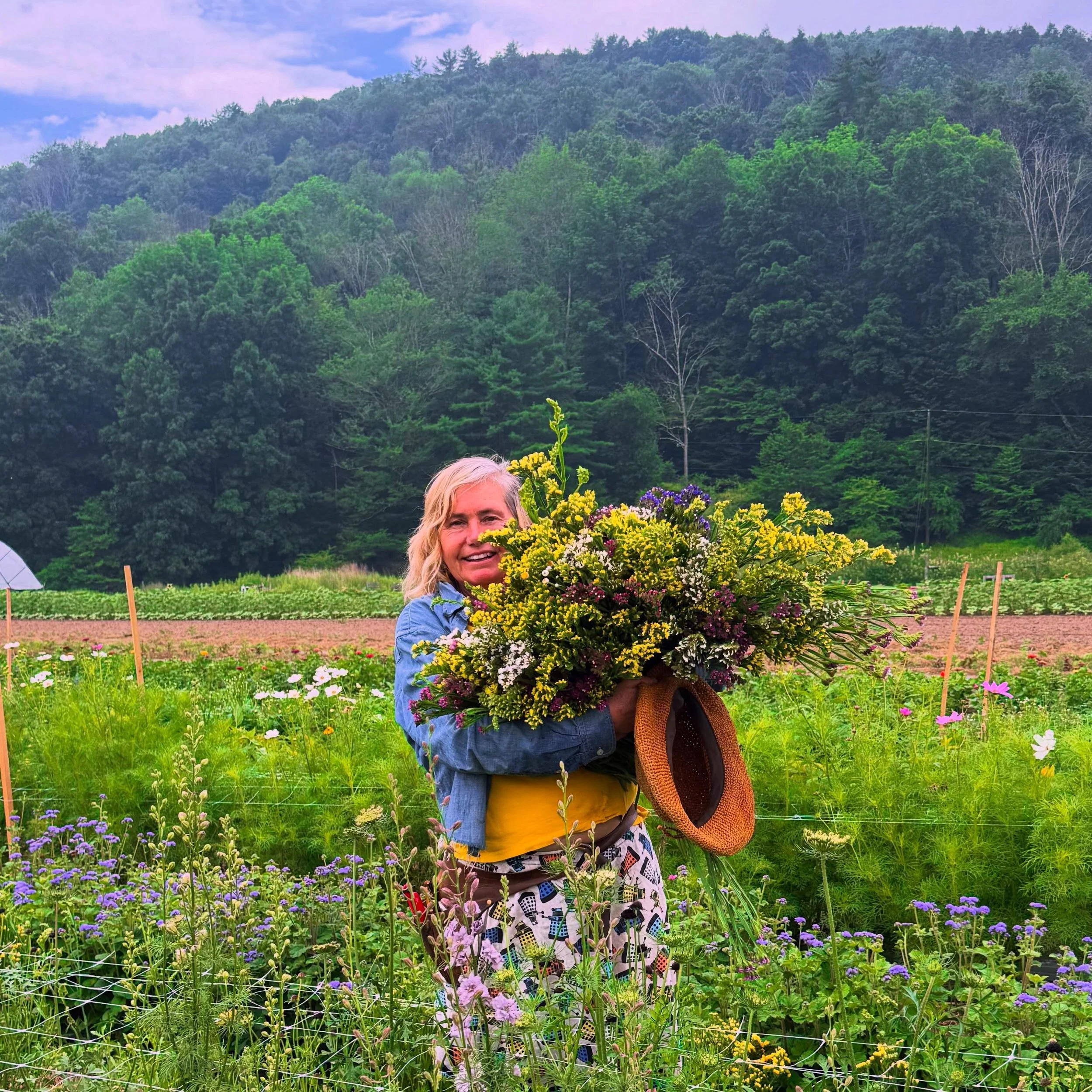 &ldquo;Get a picture of this!&rdquo;💐Tannis with an armful of statice!