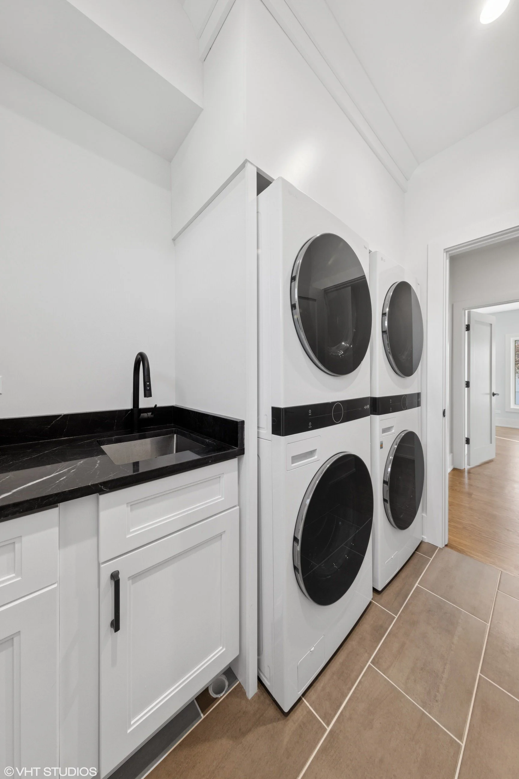 Modern Luxury Home Builders in Chicago Suburbs - Reverie Homes Build Develop and Design - Chicago Suburbs Interior Design 7.jpg