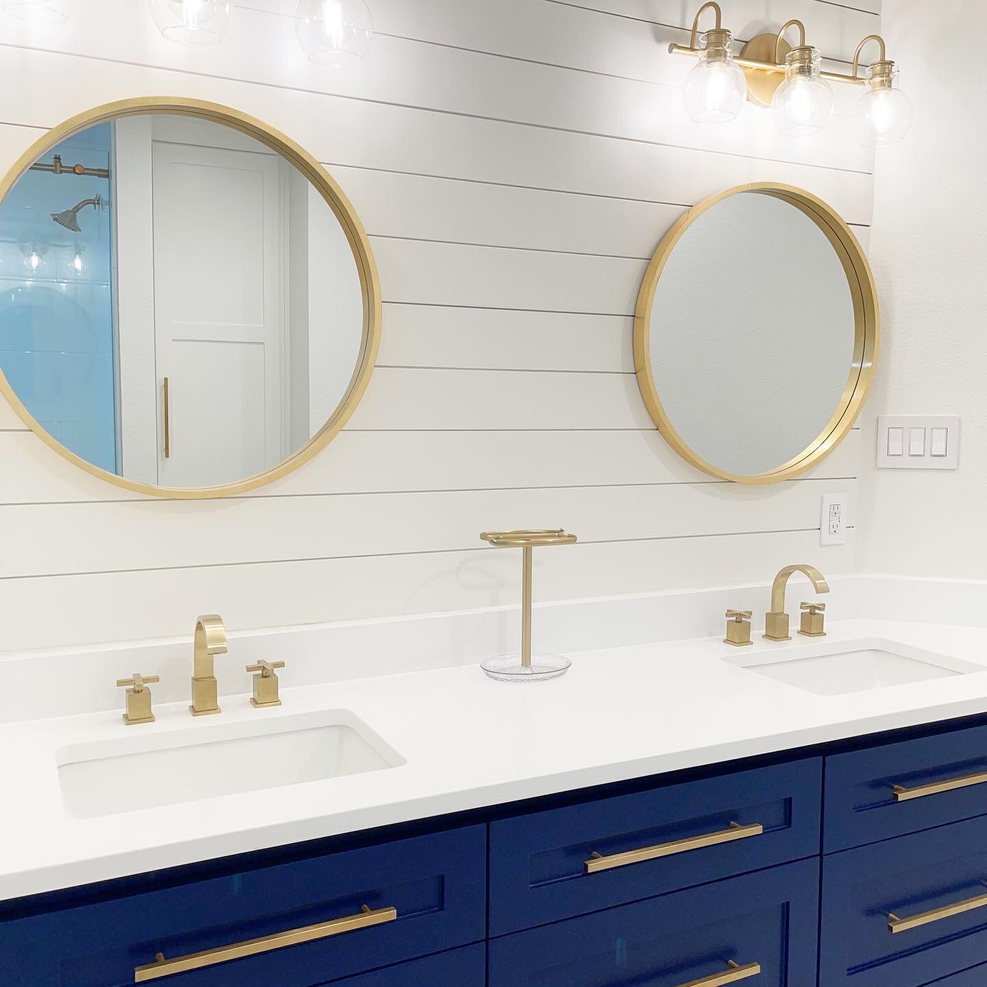 We LOVE this navy and gold boy&rsquo;s bathroom remodel!
#angelhernandezrenovations #shiplap #bathroomremodel #kidsbathroom #navyandgold #remodel