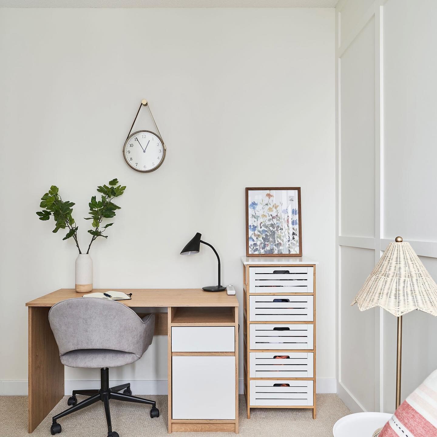 Working from home today? Bringing you some inspiration!
.
.
.
Design: @studiothreegen | Photo: @shotbyjuleslee 
.
.
.
#officedesign #workfromhome #homeoffice #homeofficedecor #officedesigns #interiordesign #luxuryhomes #modernhome