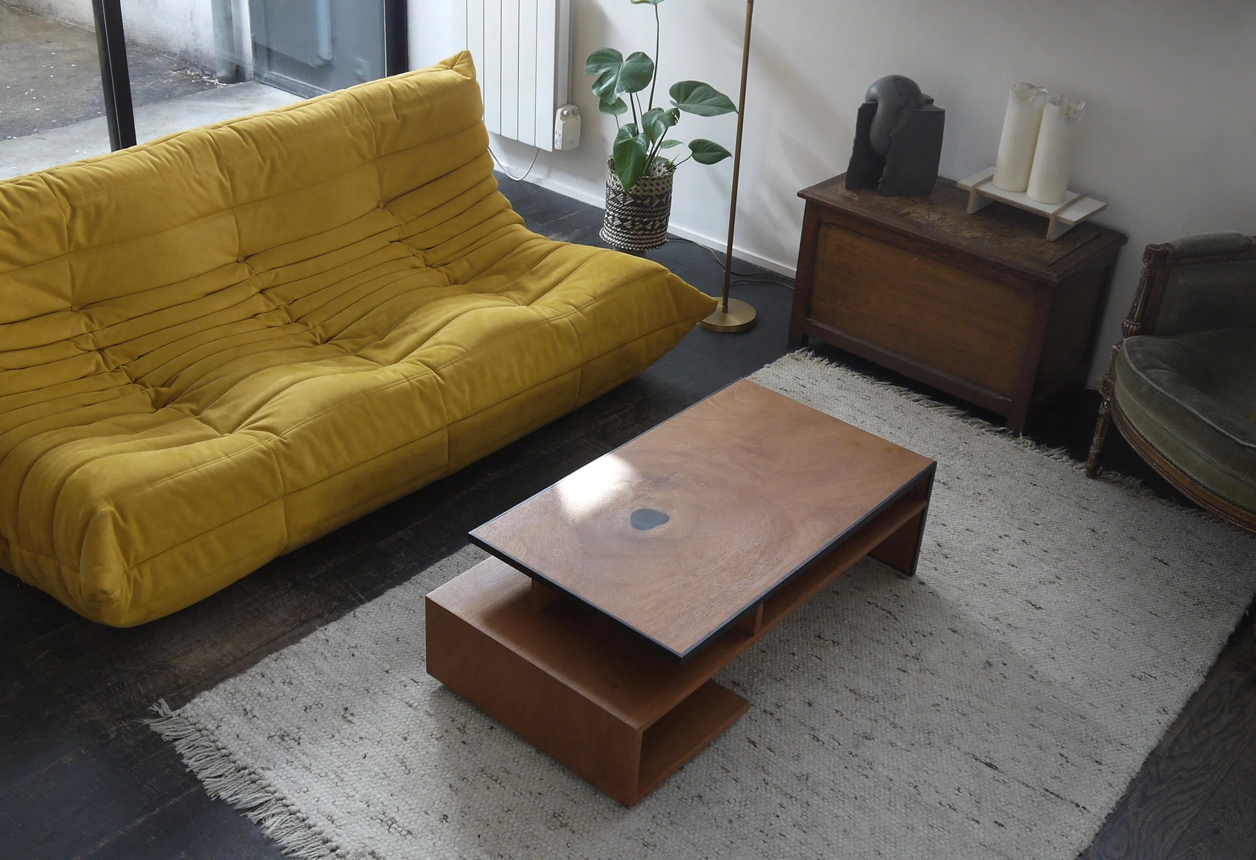 Table basse.Dessinée et réalisée. Okoumé, sipo, eben. 100 x 51 x 30cm