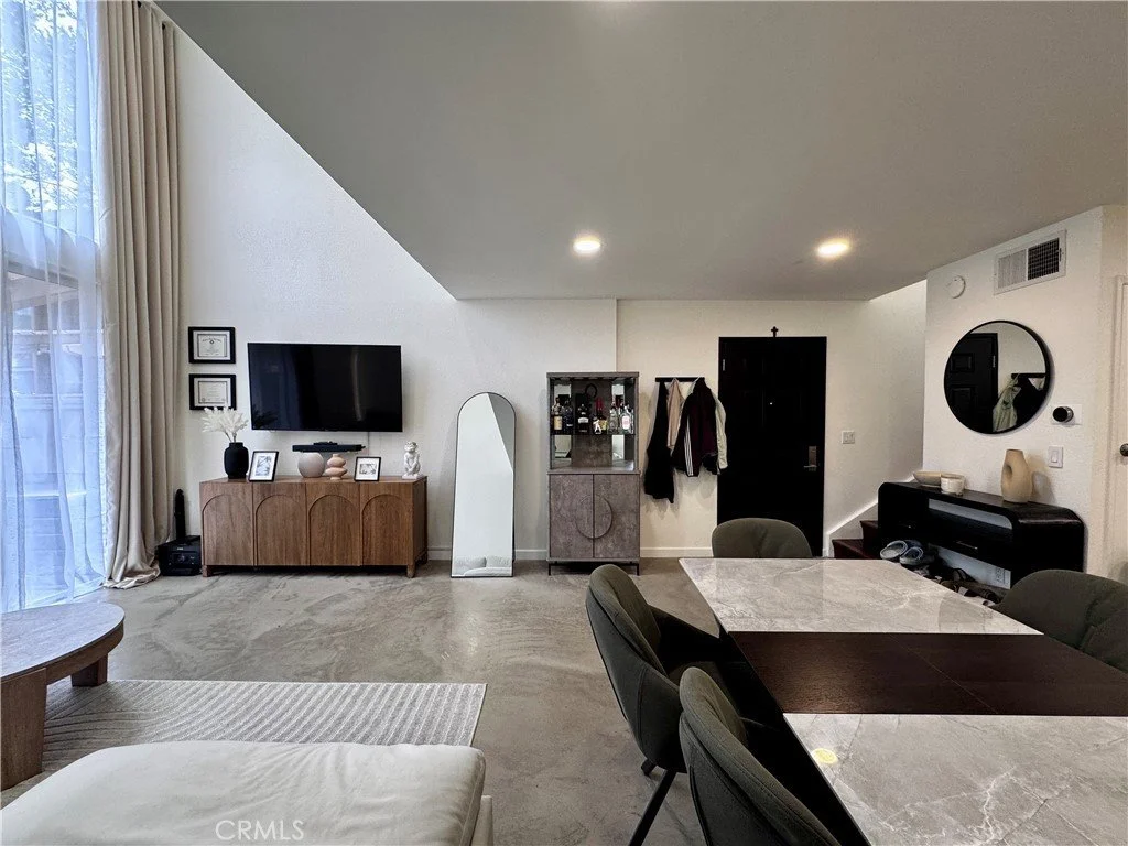 Santa Ana, CA / $510,000 / 1 BD, 1 BA / 825 SF