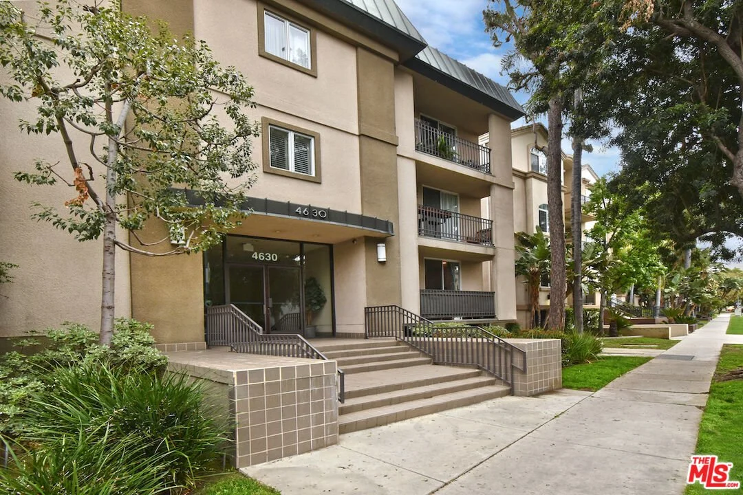 Sherman Oaks, CA / $695,000 / 2 BD, 2 BA / 1,369 SF