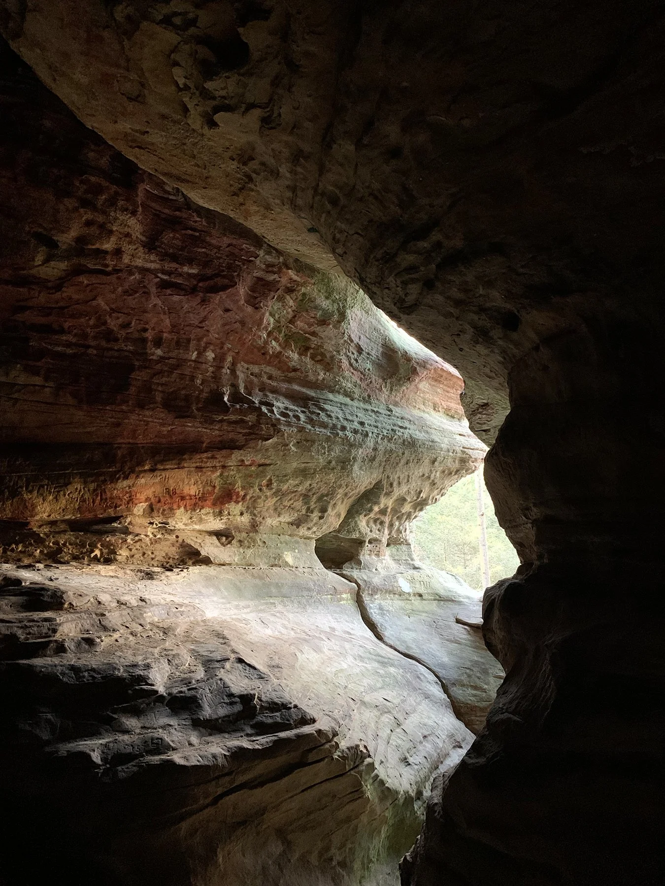 View of the cave layers and bright colors.