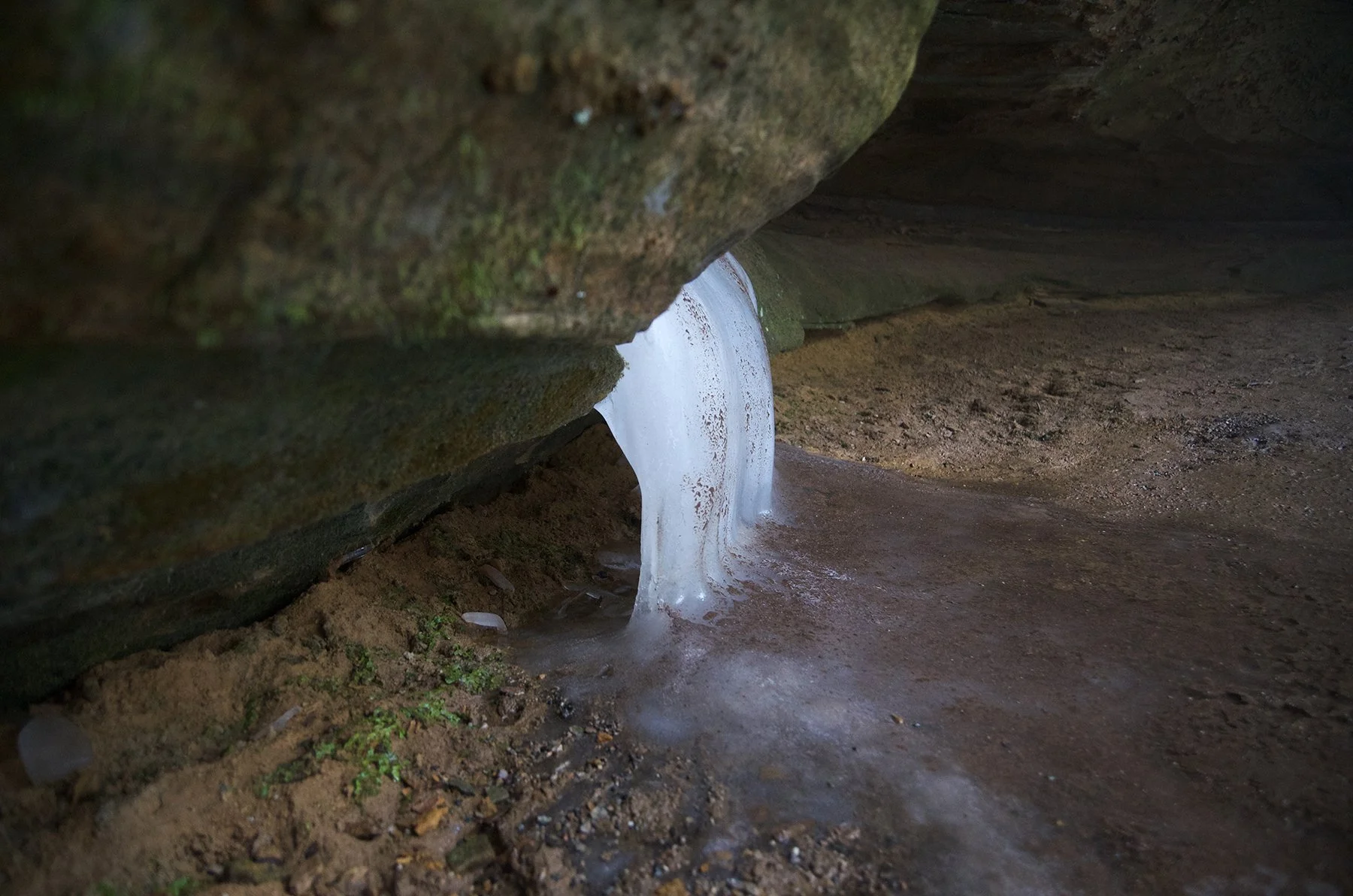 hocking-hills-state-park-old-mans-cave-frozen-water.jpg