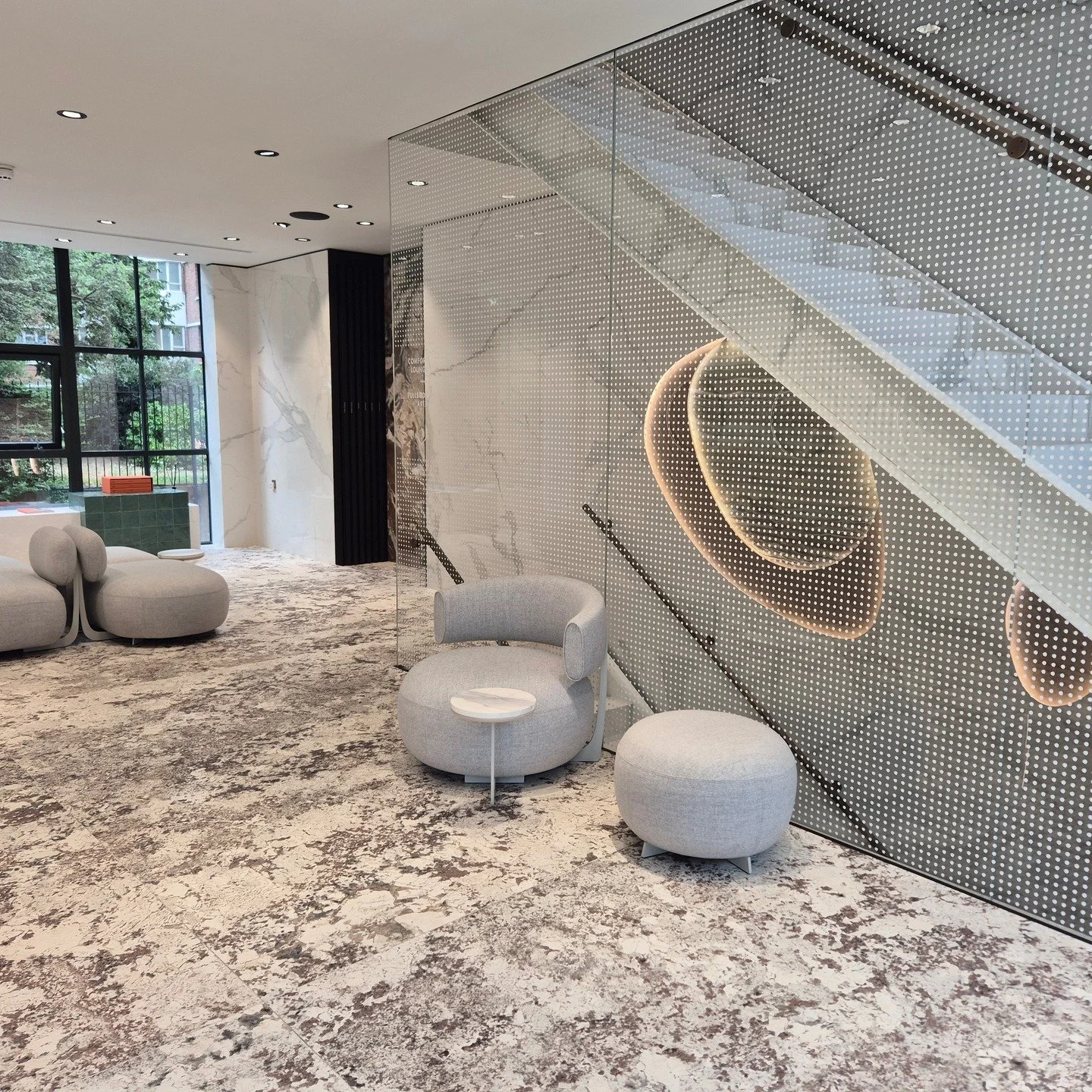 Our London visit also see us pop into to see @sapienstone at @irisceramicagroup such a beautiful set up!