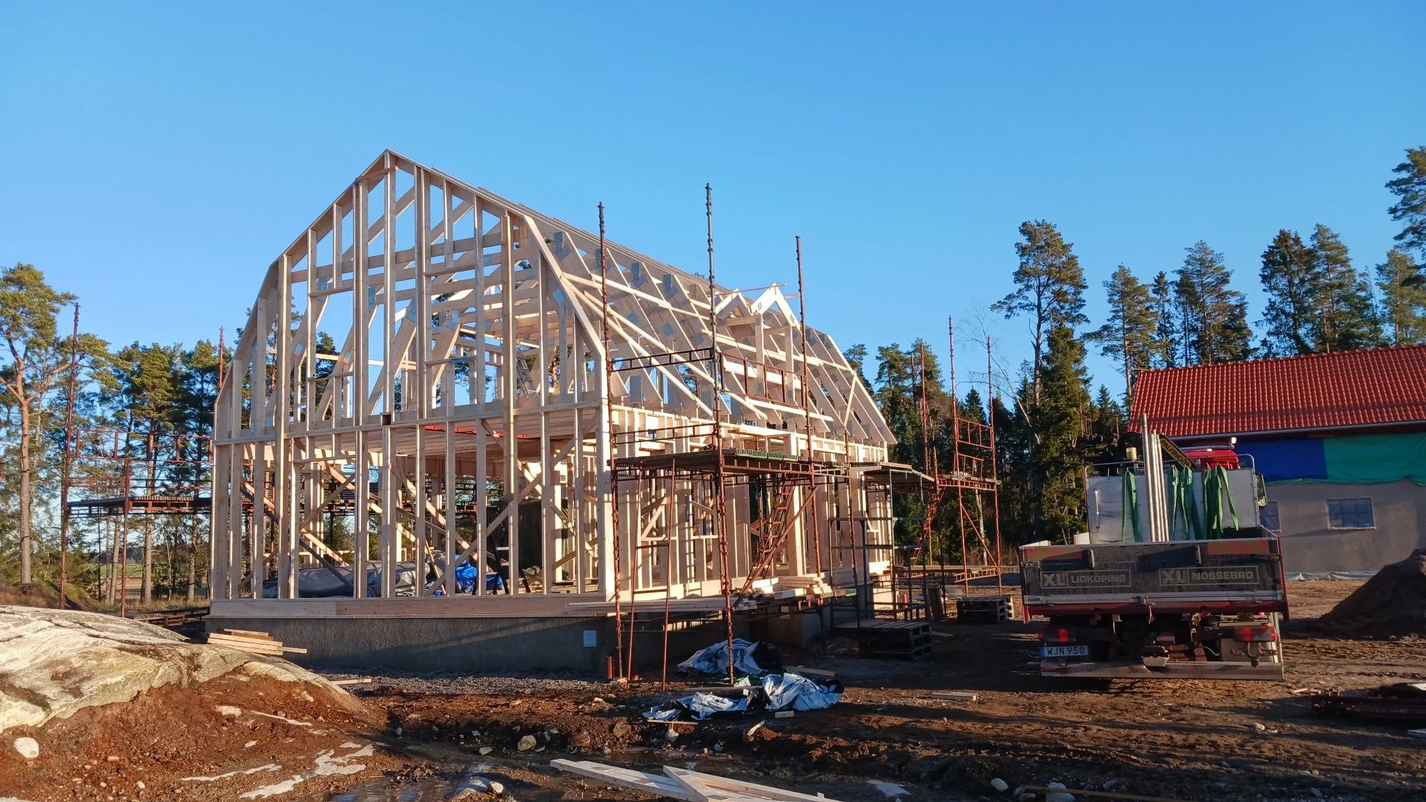 Hus där ramen och takstolar syns