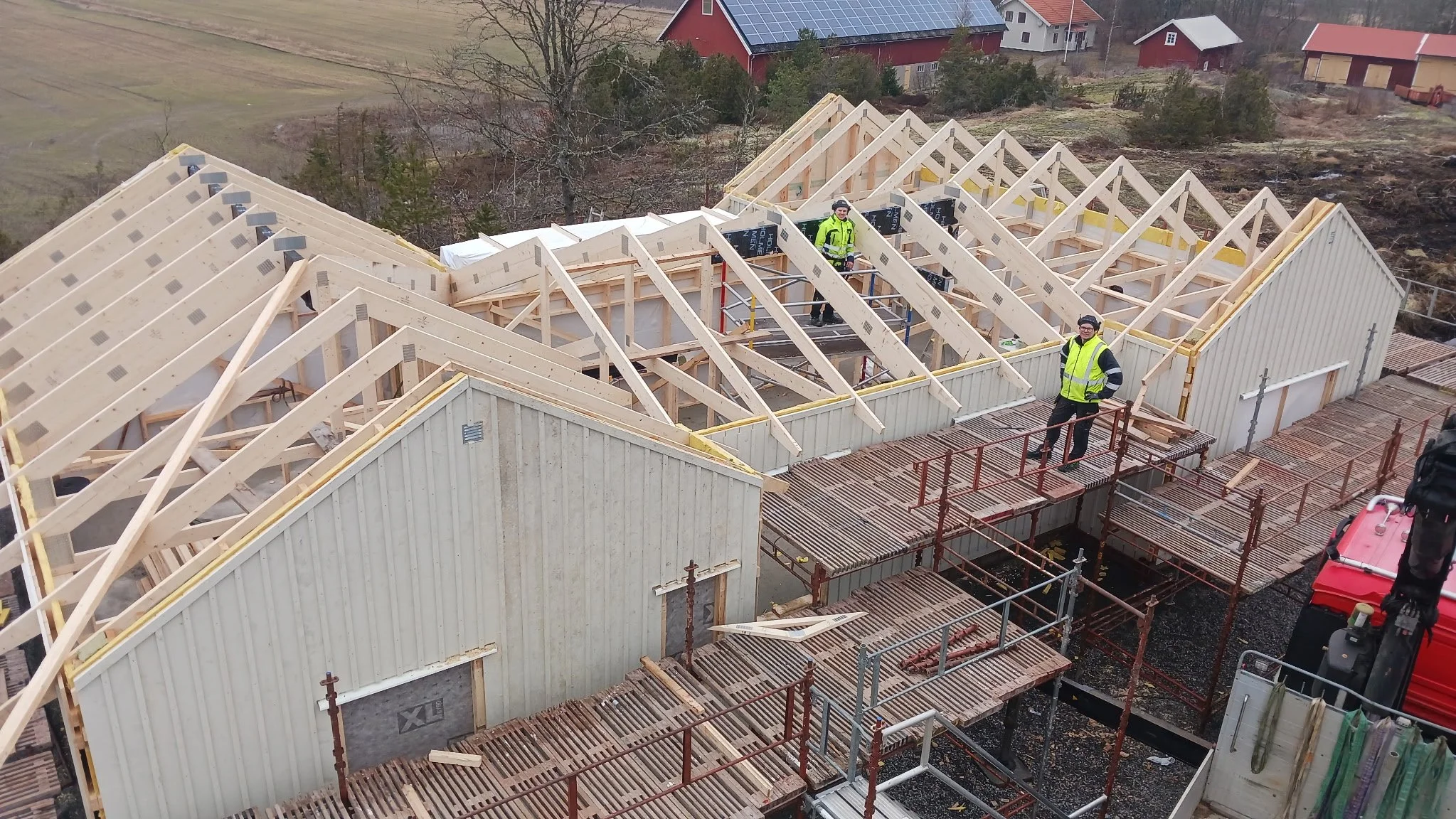 Hus utan tak där takstolarna syns