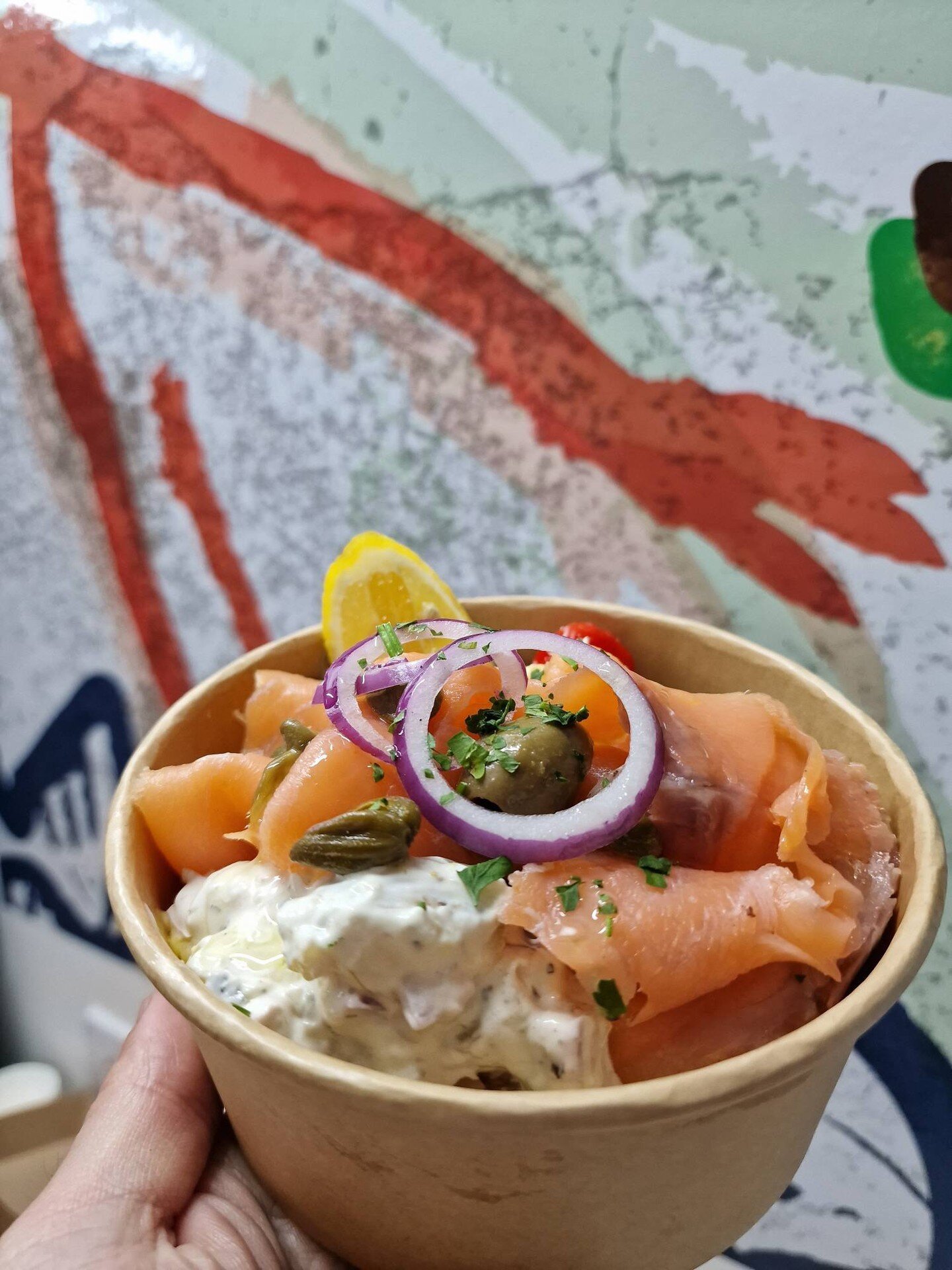 Smoked salmon salad, capers, olives, potato salad, red cabbage slaw &amp; a mustard dressing 😋
Only in the Victorian Market today until 8pm...

#streetfood #smokedsalmon #salad #capers #olives #lemon #mustard #redonion #scottishproduce #theredshanku