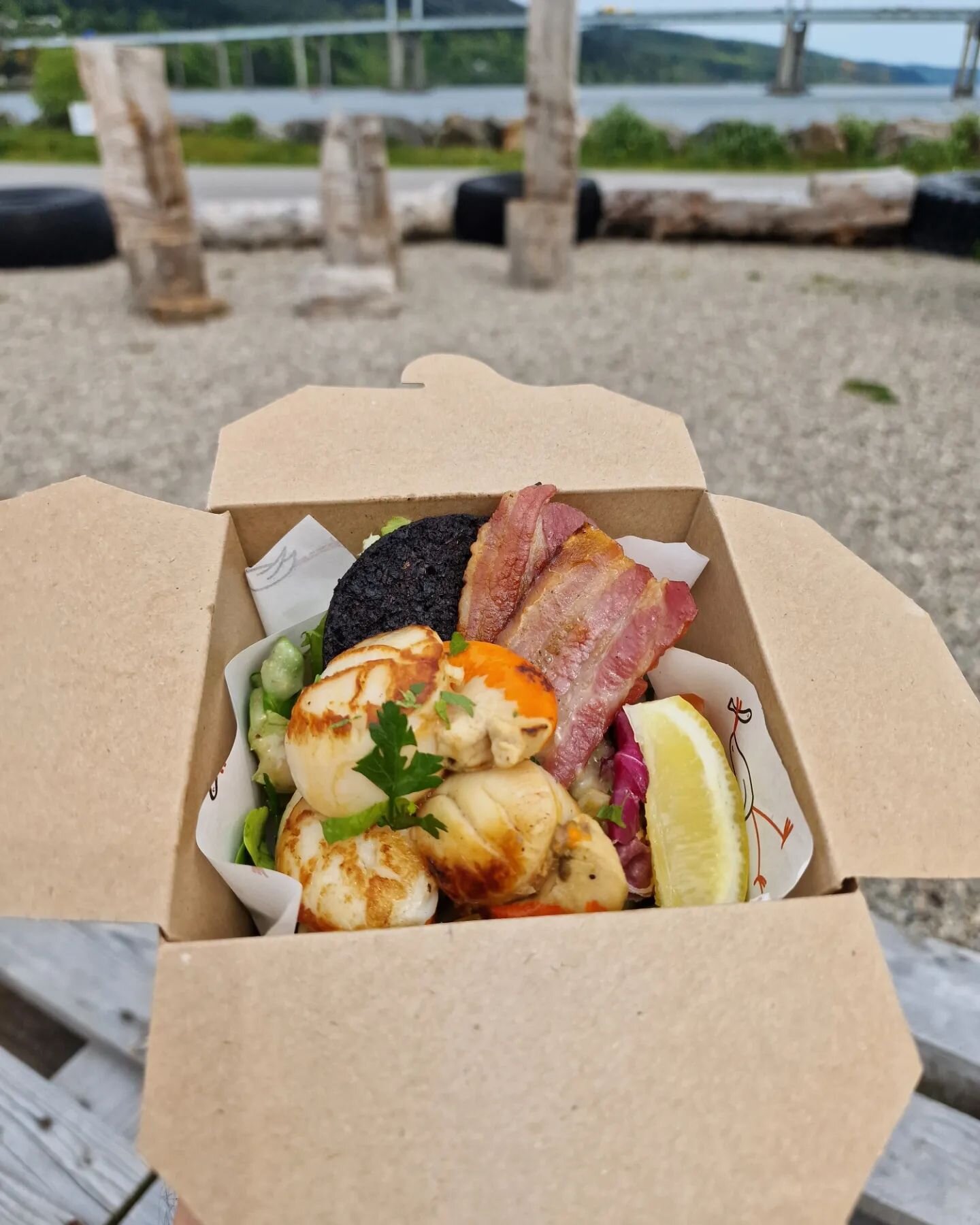 Down at the marina today until 7pm...

Shetland MSC king scallops salad with Stornoway black pudding &amp; smoked streaky bacon.
And a cheeky wee salted caramel &amp; chocolate cheesecake 😋 

#scallops #salad #stornowayblackpudding #bacon #streetfoo