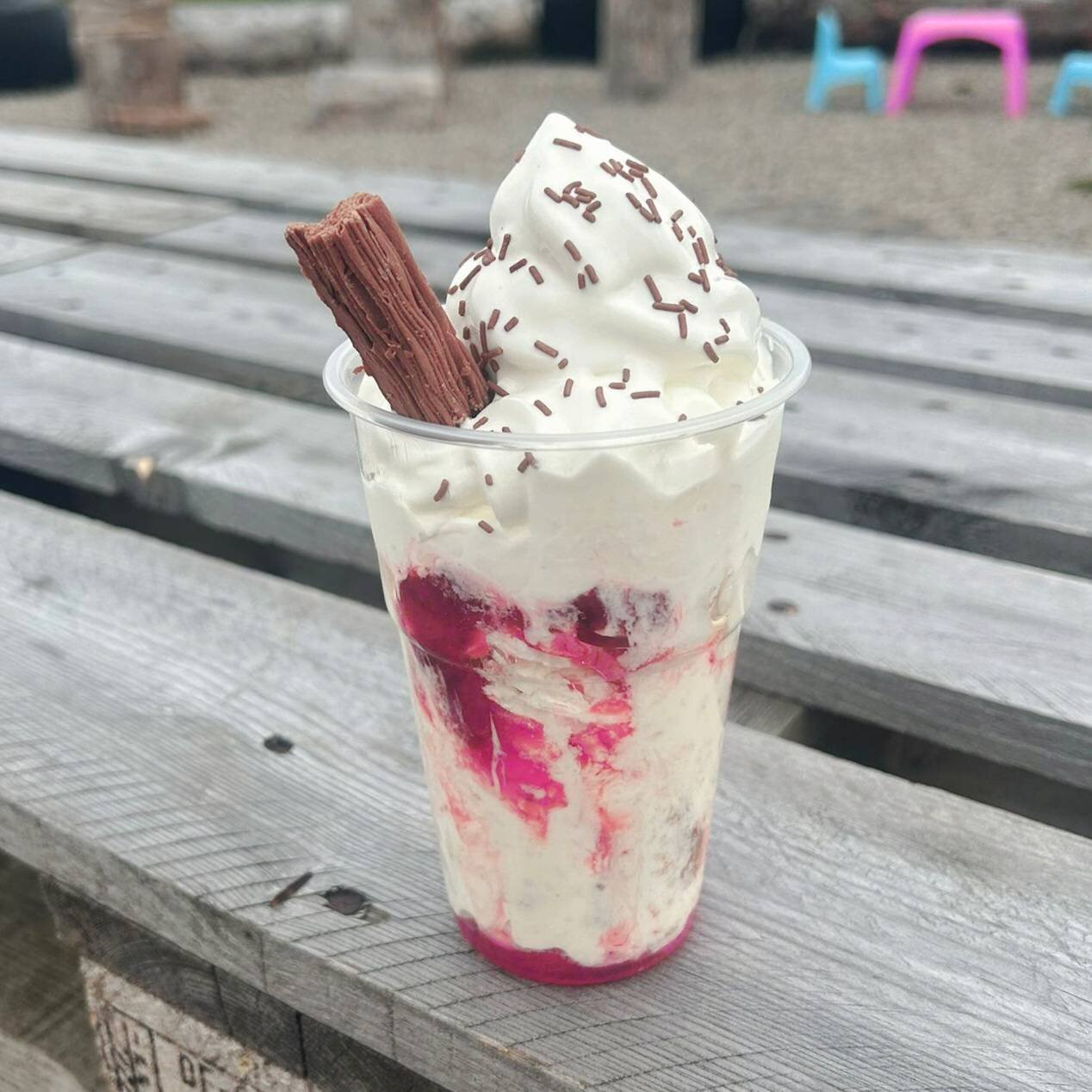 Strawberry fool sundae and Thai inspired fish cakes on at the marina today 😋 
Come down and enjoy some glorious Highland weather 😎 

Open until 7.30pm...

#sundae #fool #cream #dessert #thai #fishcakes #chilli #dippingsauce #food #sunny #streetfood