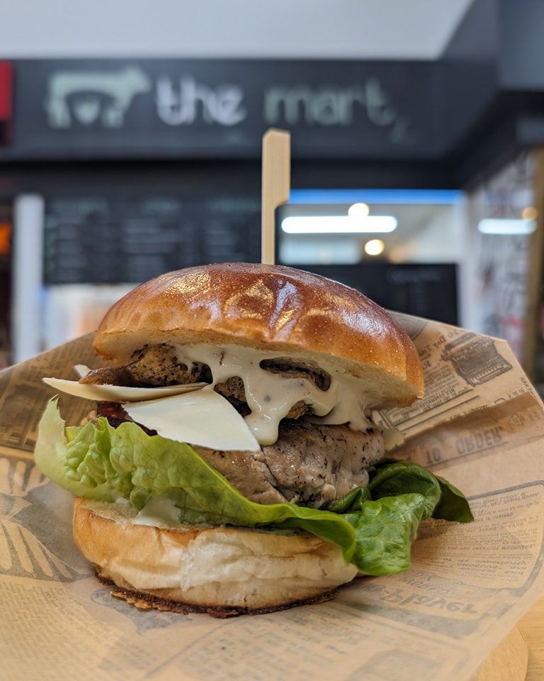 The Caesar 🫒 

Grilled thyme marinated chicken, smoked bacon, crispy croutons, anchovies, Caesar dressing and shaved parmesan curls... 😋

On the specials board this week at The Mart 

#caesarsalad #caesar #burgertime #foodie #burgerlove #burgers #i