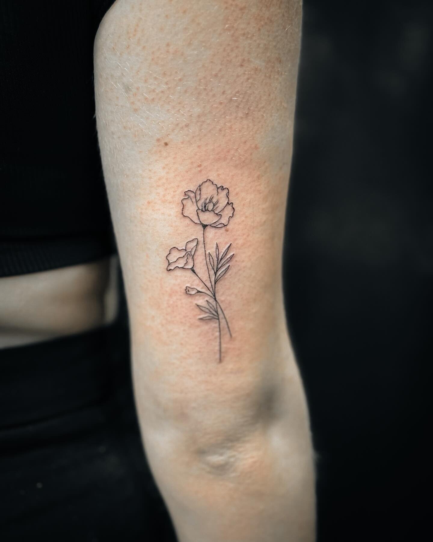 Flower 🌹 
.
.
.
#tattoo #tattoos #tattooideas #birsfelden #basel #studio #switzerland #tattooforwoman #armtattoo #flowertattoo