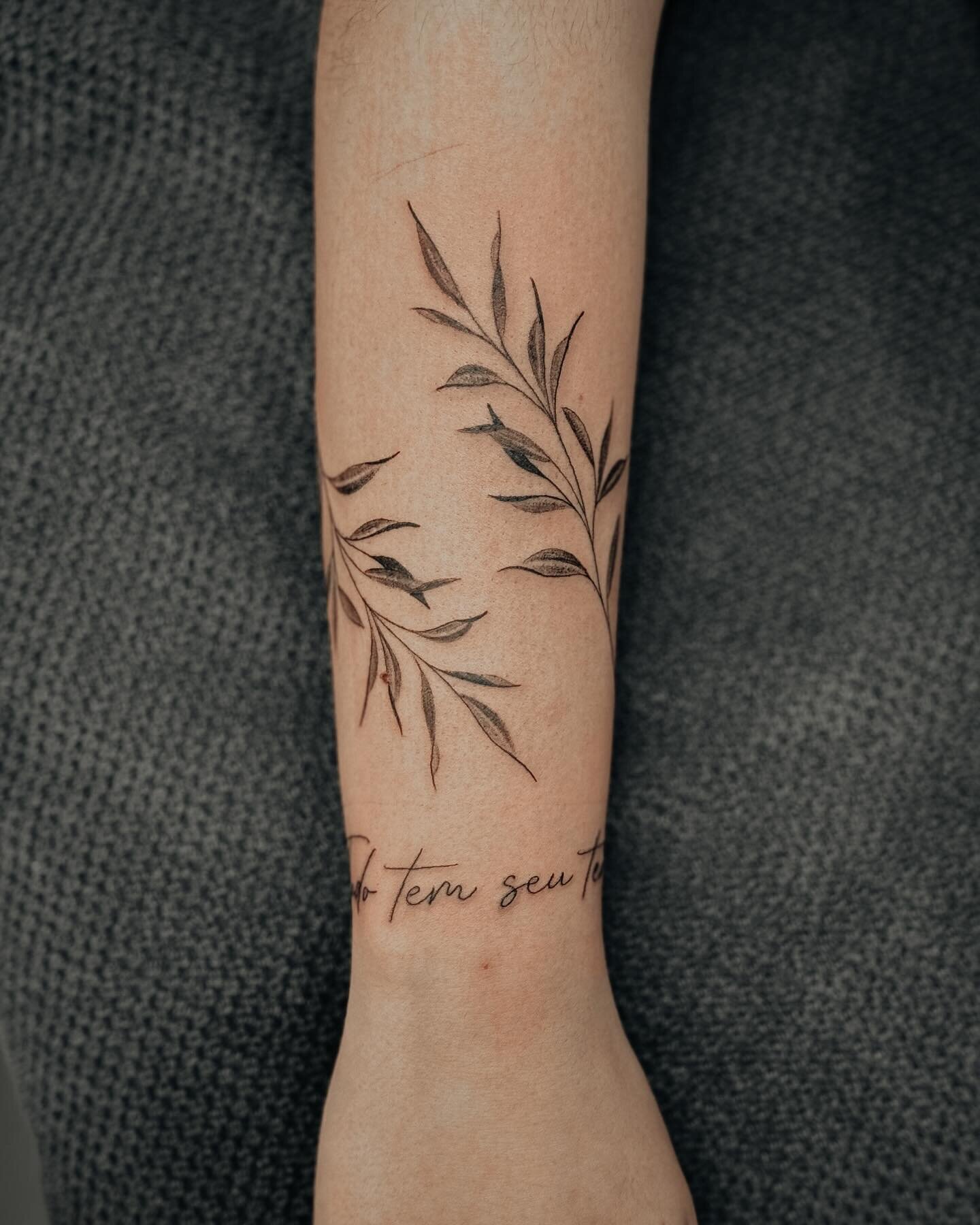 leaves 🍃 
.
.
.
#tattoo #tattoos #tattooideas #birsfelden #basel #studio #switzerland #tattooforwoman #armtattoo #leavestattoo #leaves🍃