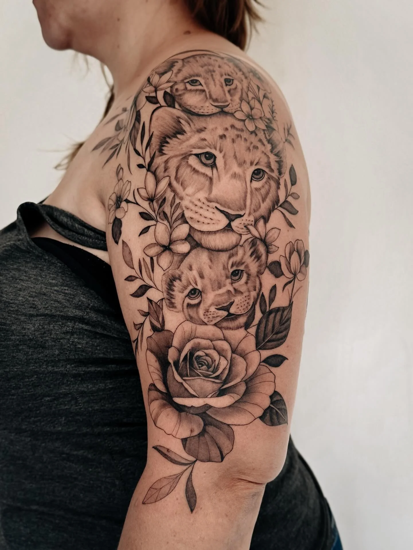 Lioness
.
.
.
#tattoo #birsfelden #basel #flower #flowertattoo #floraltattoo #fineline #botanicaltattoo #liontattoos #lionesstattoo