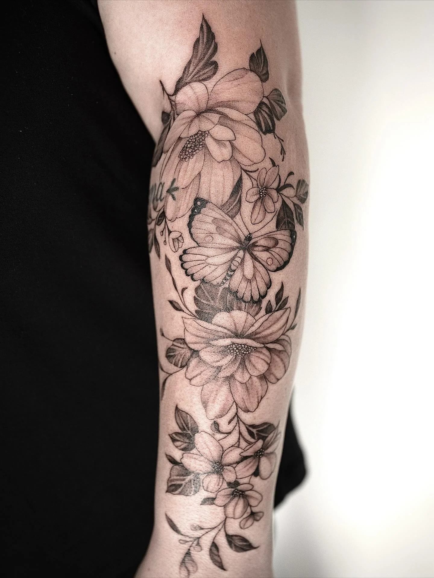 Floral Tattoo
.
.
.
#tattoo #birsfelden #basel #flower #flowertattoo #floraltattoo #fineline #botanicaltattoo #butterflytattoos