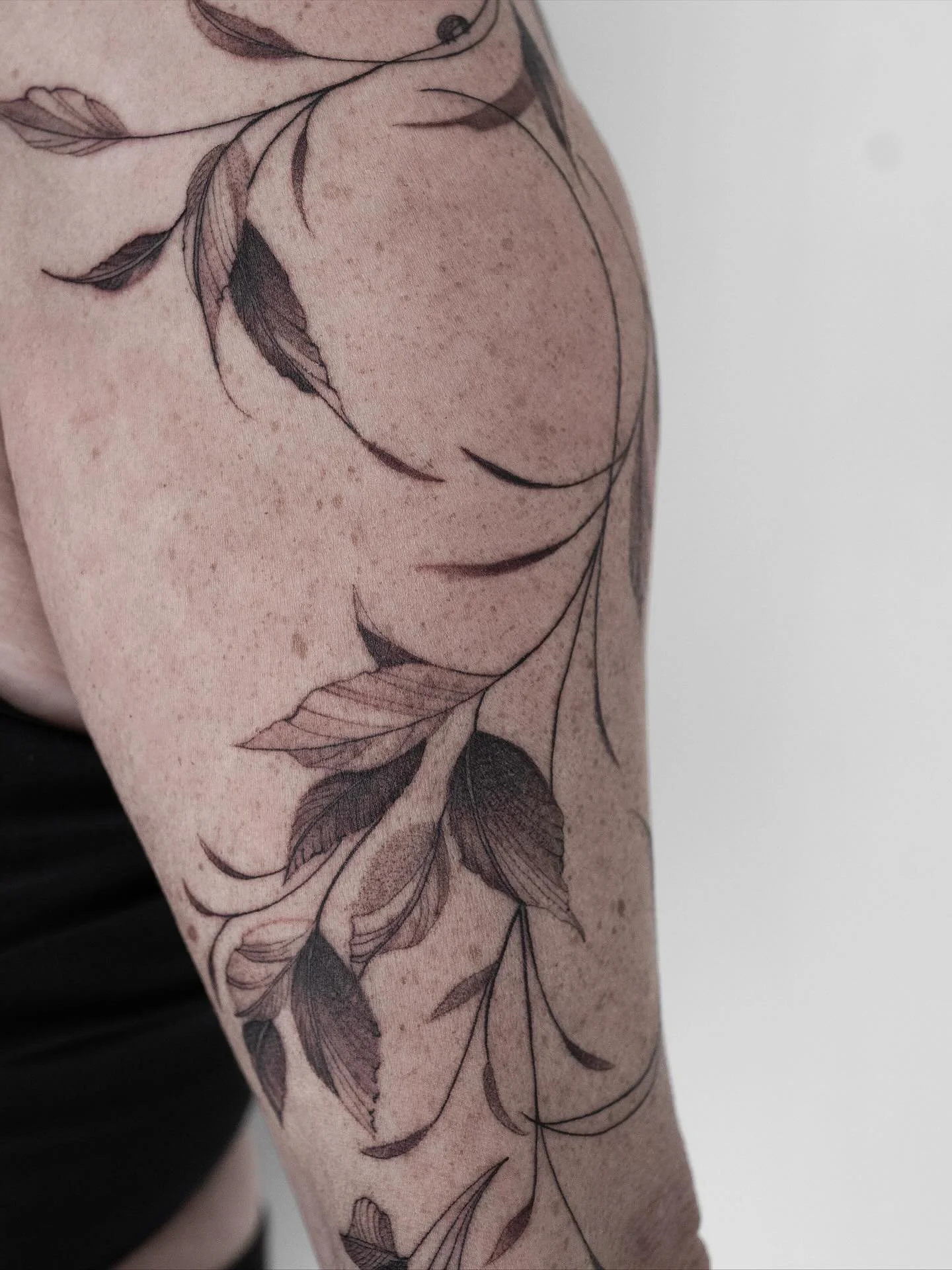 🍂 
.
.
.
#tattoo #birsfelden #basel #flower #flowertattoo #floraltattoo #fineline #botanicaltattoo #leaves #leavestattoo