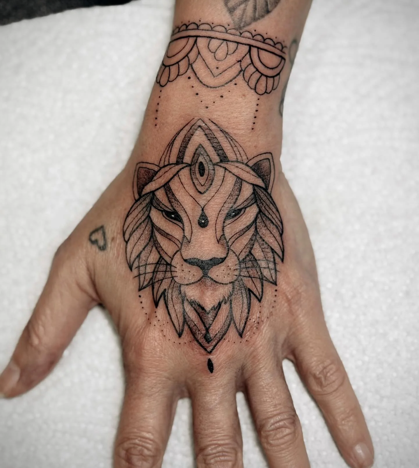 Mandala Lion
.
.
.
#tattoo #birsfelden #basel #fineline #liontattoos #lionesstattoo #lion #handtattoo #lionmandalatattoo