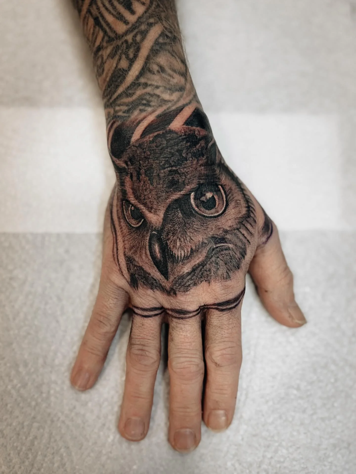 🦉 
.
.
.
#tattoo #birsfelden #basel  handtattoo owltattoo