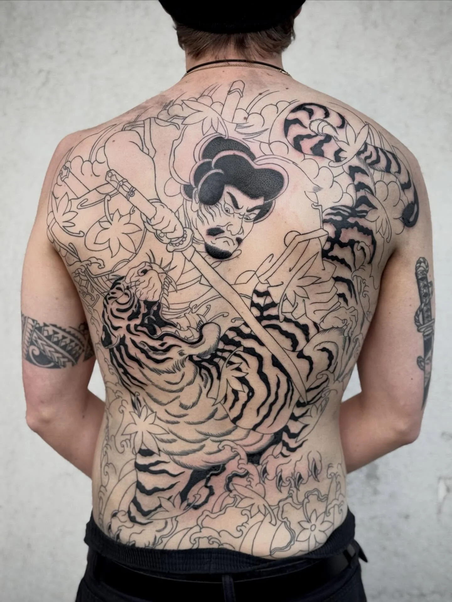 Progress so far on this traditional japanese back
.1 session; all outlines ~ 7 hours
.2 session; ~ 6 hours
.
#tattoo #birsfelden #basel #irezumitattoo