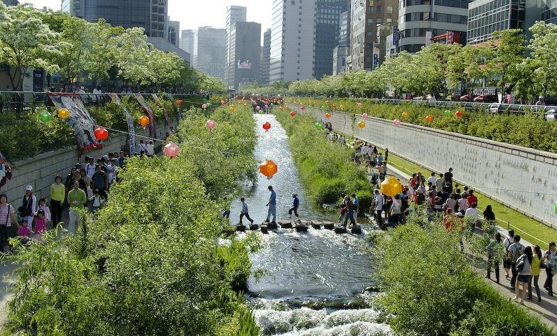  A nature retrofit in Seoul has restored a river that was once paved over as an urban highway. Photo credit: Michael Sotnikof via Wikimedia Commons 